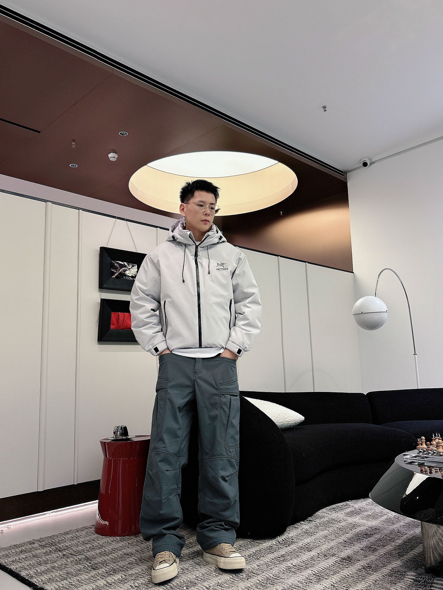 始祖鸟 官网款2025秋冬新款羽绒服。这款号称羽绒服届最高端的，全部90绒的三标齐全带着经典的Logo组