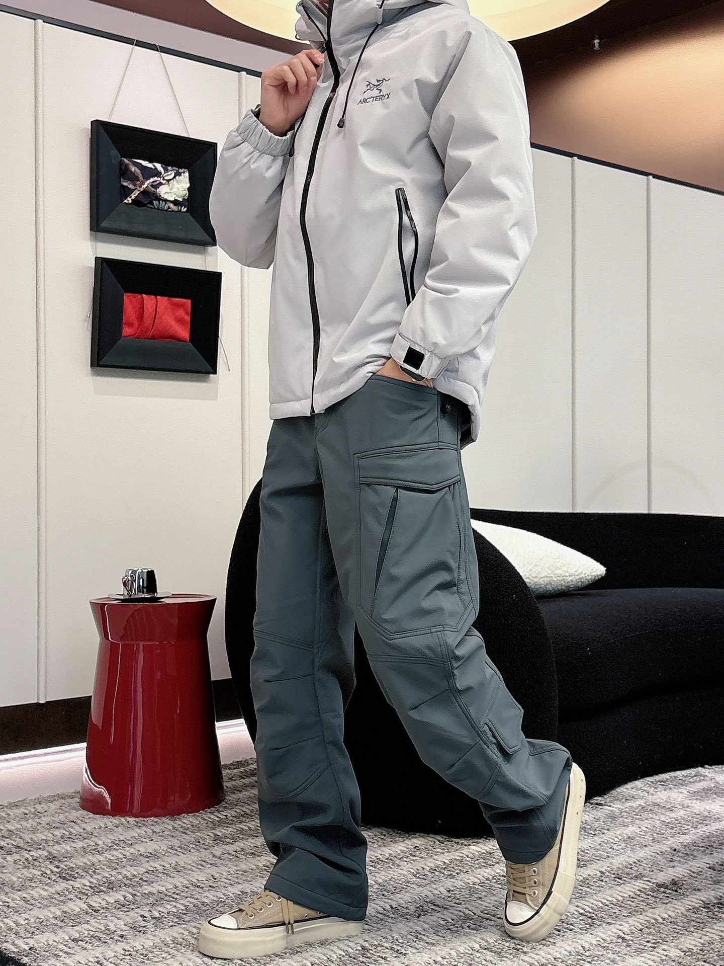 始祖鸟 官网款2025秋冬新款羽绒服。这款号称羽绒服届最高端的，全部90绒的三标齐全带着经典的Logo组