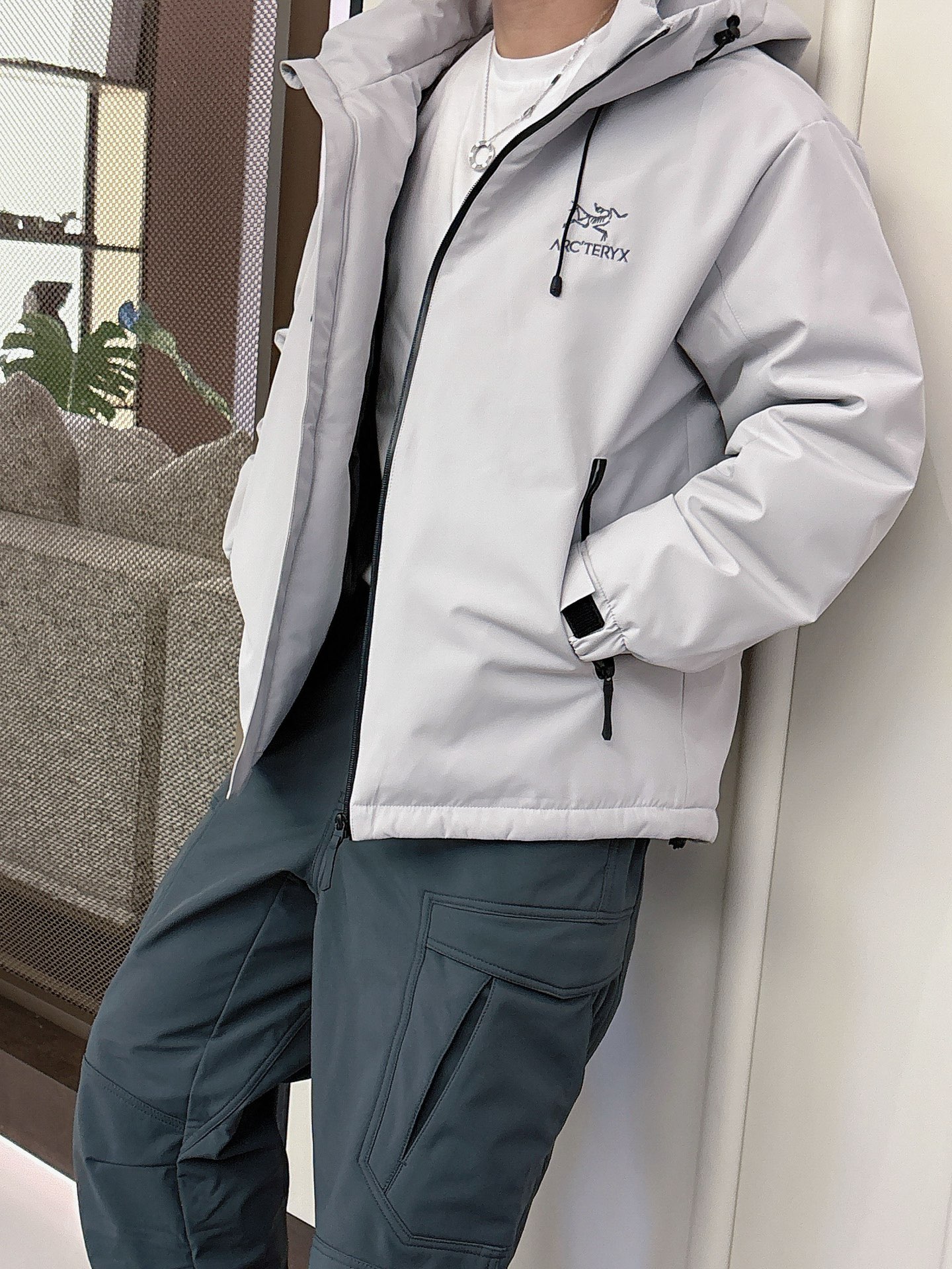 始祖鸟 官网款2025秋冬新款羽绒服。这款号称羽绒服届最高端的，全部90绒的三标齐全带着经典的Logo组