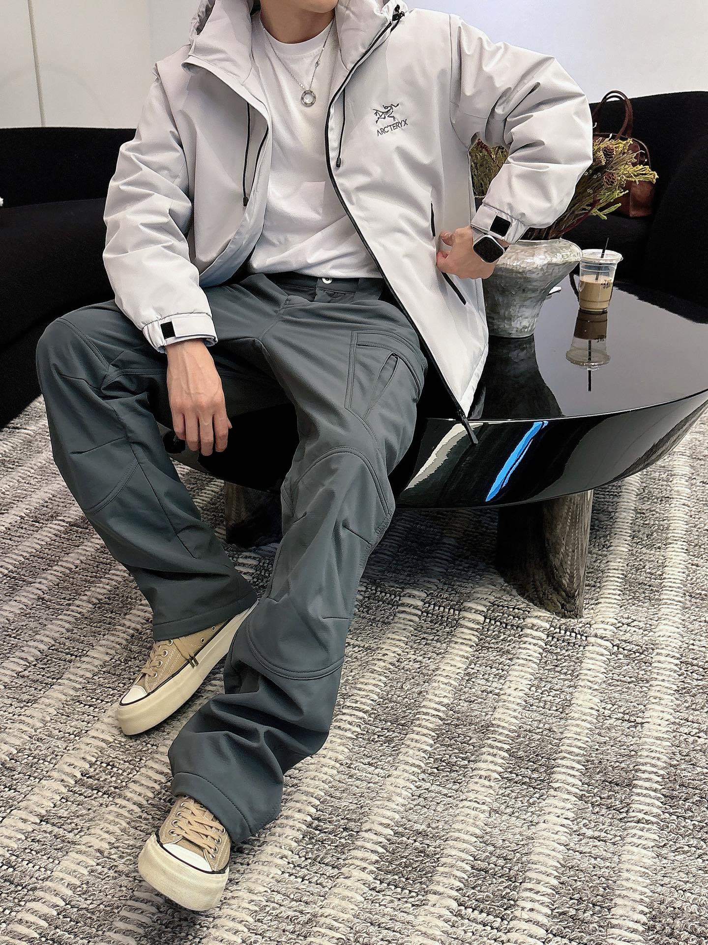 始祖鸟 官网款2025秋冬新款羽绒服。这款号称羽绒服届最高端的，全部90绒的三标齐全带着经典的Logo组