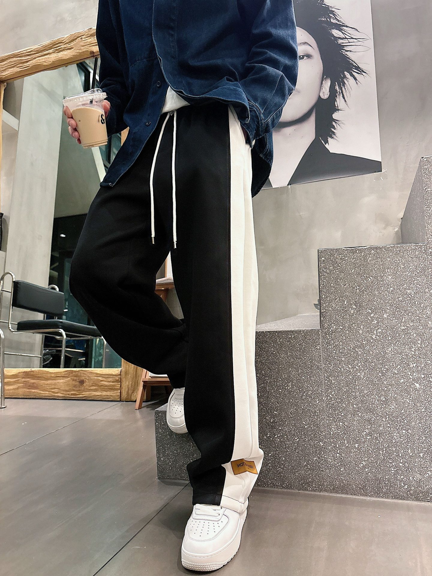 NO:612775,LV 2025 new autumn and winter casual pants!  On sale simultaneously on the official website. The brand's classic LOGO casual pants, customized fabrics, extremely comfortable, strong touch. Highly recognizable, perfect appearance and craftsmanship. Sizes M-3XL, louis vuitton, alexander wang19860909LV 2025秋冬新款休闲裤！官网同步发售.品牌经典LOGO休闲裤 ,定制面料,舒适度极好,手触感强烈.辨识度极高,完美品相工艺. 尺码M-3XL,,louis vuitton,alexander wang,Men's clothing