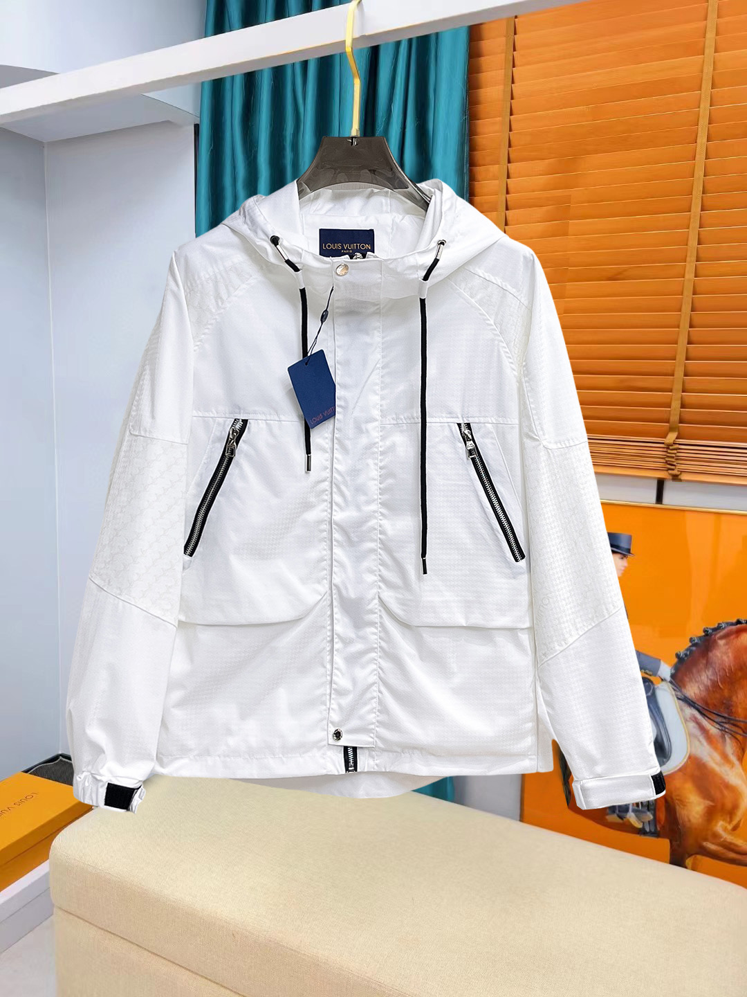 NO:736992,Same style as LV official website, complete with three labels, sold in advance. 2026 new spring men's jackets, complete with three labels, high-end version. Custom-made fabrics at the counter. Highly breathable and comfortable, impeccable details, brand element design concept, reflecting high quality. Delicate and soft feel. Casual tailoring, awesome upper body size. M～3XL, Louis Vuitton, jackets & coats, jackets & coats,19860909LV官网同款,三标齐全,提前发售 2026春季新款男士夹克外套,原单三标齐全高端版本 专柜定制面料 透气舒适度高,细节无可挑剔,品牌元素设计理念,体现高品质.手感细腻柔软 呈现休闲裁剪,上身版型超赞 码数M～3XL,,louis vuitton,jackets & coats,jackets & coats,,Men's clothing