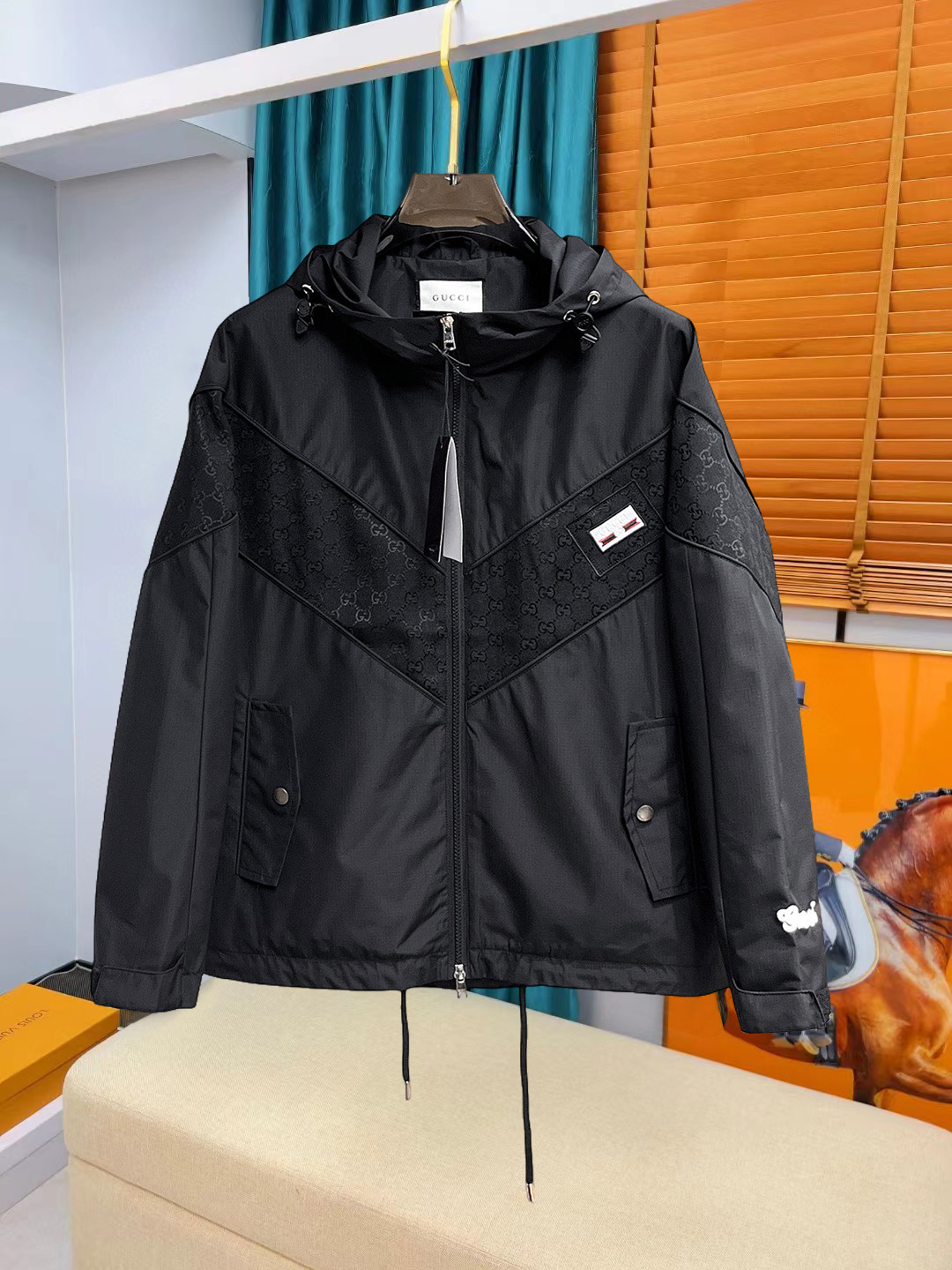 NO:736997,Same style as on Gucci official website, complete with three labels, sold in advance. 2026 spring new men's jacket, complete with three labels, high-end version. Custom-made fabrics at the counter. Highly breathable and comfortable, impeccable details, brand element design concept, reflecting high quality. Delicate and soft feel. Casual tailoring, awesome upper body size. M～3XL,,jackets & coats,jackets & coats,19860909古奇官网同款,三标齐全,提前发售 2026春季新款男士夹克外套,原单三标齐全高端版本 专柜定制面料 透气舒适度高,细节无可挑剔,品牌元素设计理念,体现高品质.手感细腻柔软 呈现休闲裁剪,上身版型超赞 码数M～3XL,,jackets & coats,jackets & coats,,Men's clothing