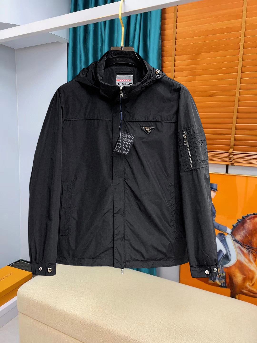 NO:737007,Same style as Prada official website, complete with three labels, on sale in advance. 2026 new spring men's jackets, complete with three labels, high-end version. Custom-made fabrics at the counter. Highly breathable and comfortable, impeccable details, brand element design concept, reflecting high quality. Delicate and soft feel. Casual tailoring, awesome upper body size. M～3XL,, prada,jackets & coats,jackets & coats,19860909普拉达官网同款,三标齐全,提前发售 2026春季新款男士夹克外套,原单三标齐全高端版本 专柜定制面料 透气舒适度高,细节无可挑剔,品牌元素设计理念,体现高品质.手感细腻柔软 呈现休闲裁剪,上身版型超赞 码数M～3XL,,prada,jackets & coats,jackets & coats,,Men's clothing