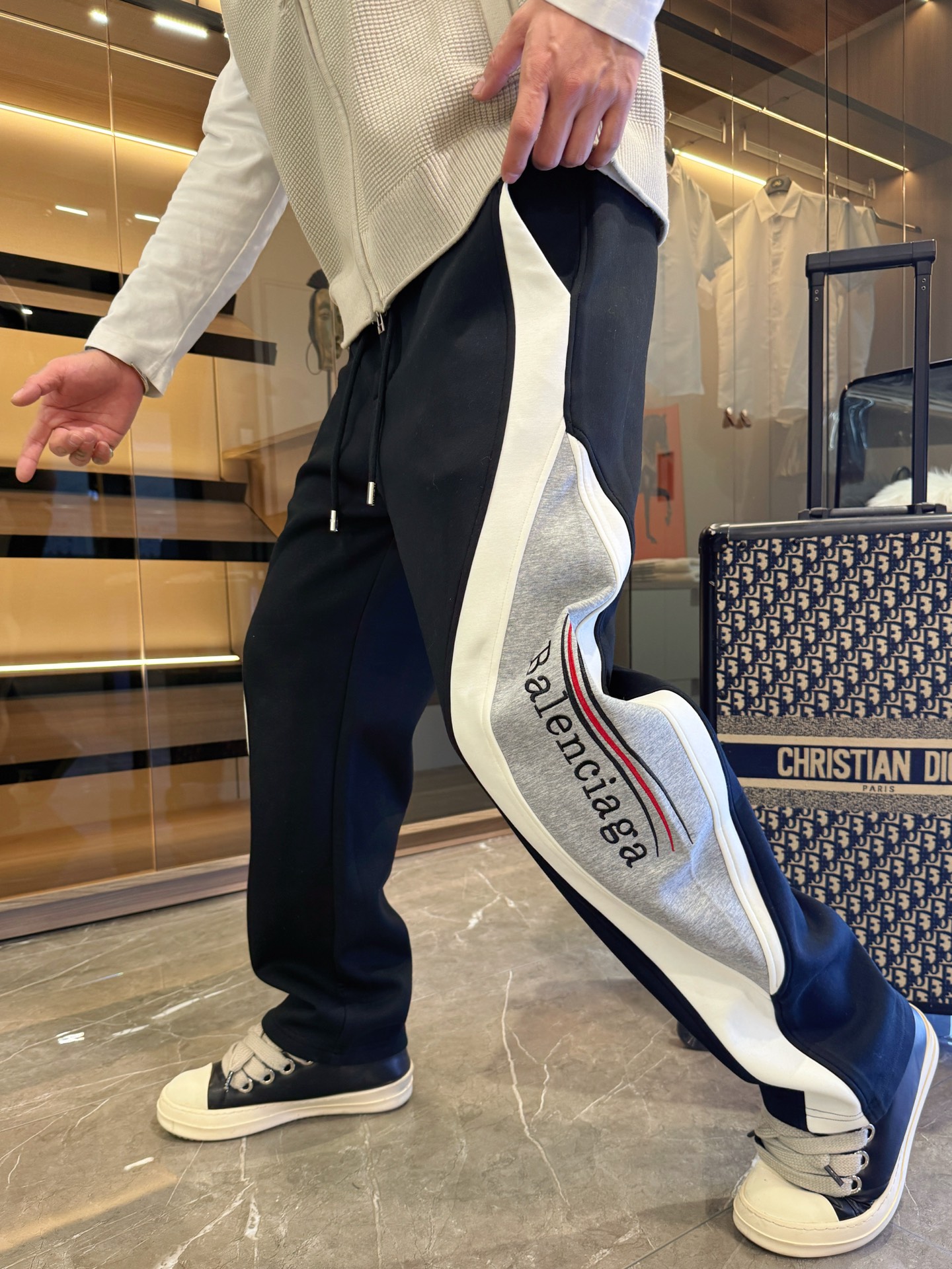 NO:646287,Balenciaga’s new fall and winter casual pants!  On sale simultaneously on the official website. Brand classic LOGO casual pants, customized fabrics, excellent comfort, strong touch. Highly recognizable, perfect appearance and craftsmanship. Sizes M-3XL, balenciaga,  19860909巴黎世家秋冬新款休闲裤！官网同步发售.品牌经典LOGO休闲裤 ,定制面料,舒适度极好,手触感强烈.辨识度极高,完美品相工艺. 尺码M-3XL,,balenciaga, ,Men's clothing