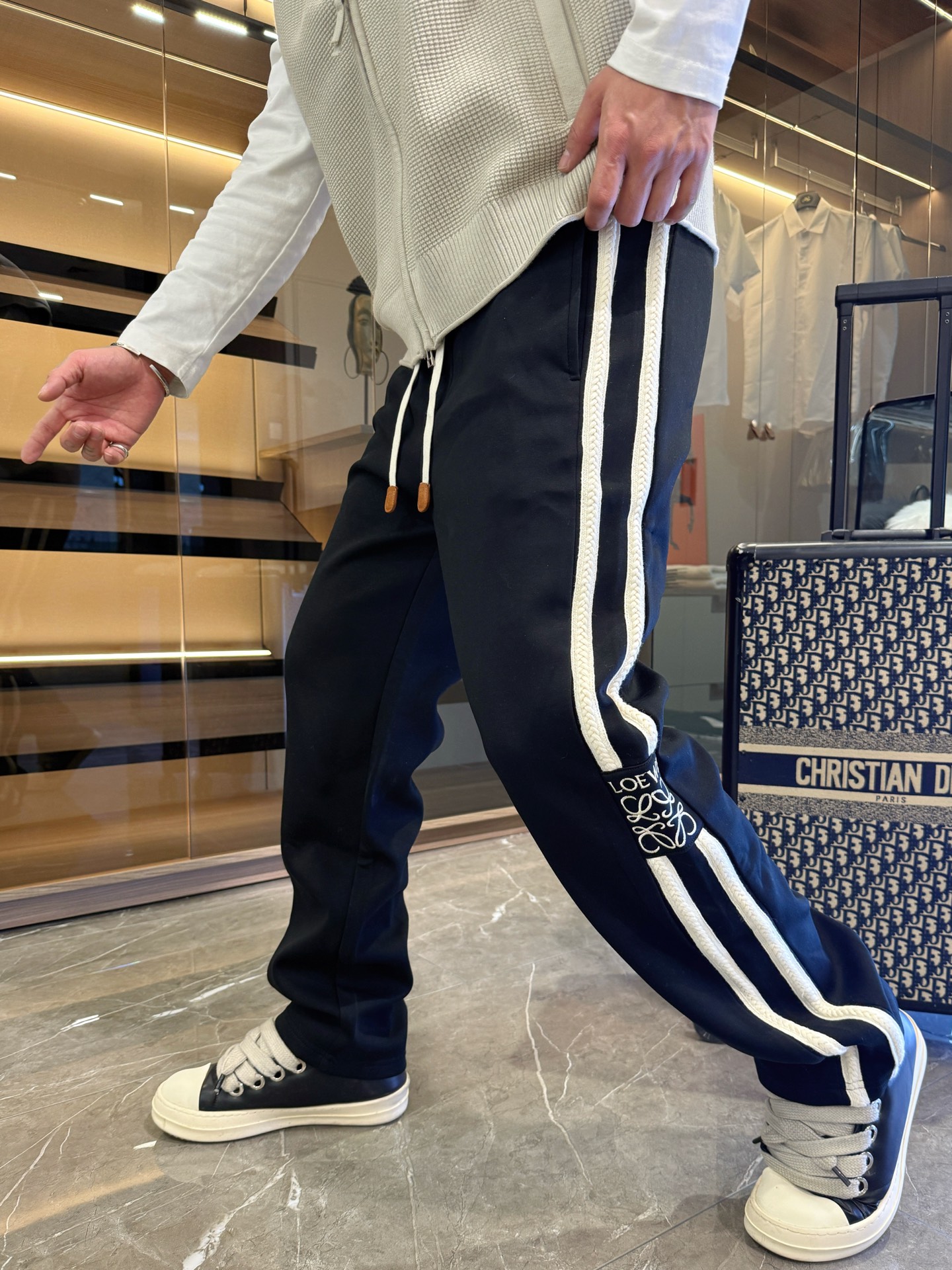 NO:646291,Luo Yiwei's new autumn and winter casual pants!  On sale simultaneously on the official website. The brand's classic LOGO casual pants, customized fabrics, excellent comfort, strong touch. Highly recognizable, perfect appearance and craftsmanship. Sizes M-3XL, loewe, alexander wang19860909罗意威秋冬新款休闲裤！官网同步发售.品牌经典LOGO休闲裤 ,定制面料,舒适度极好,手触感强烈.辨识度极高,完美品相工艺. 尺码M-3XL,,loewe,alexander wang,Men's clothing