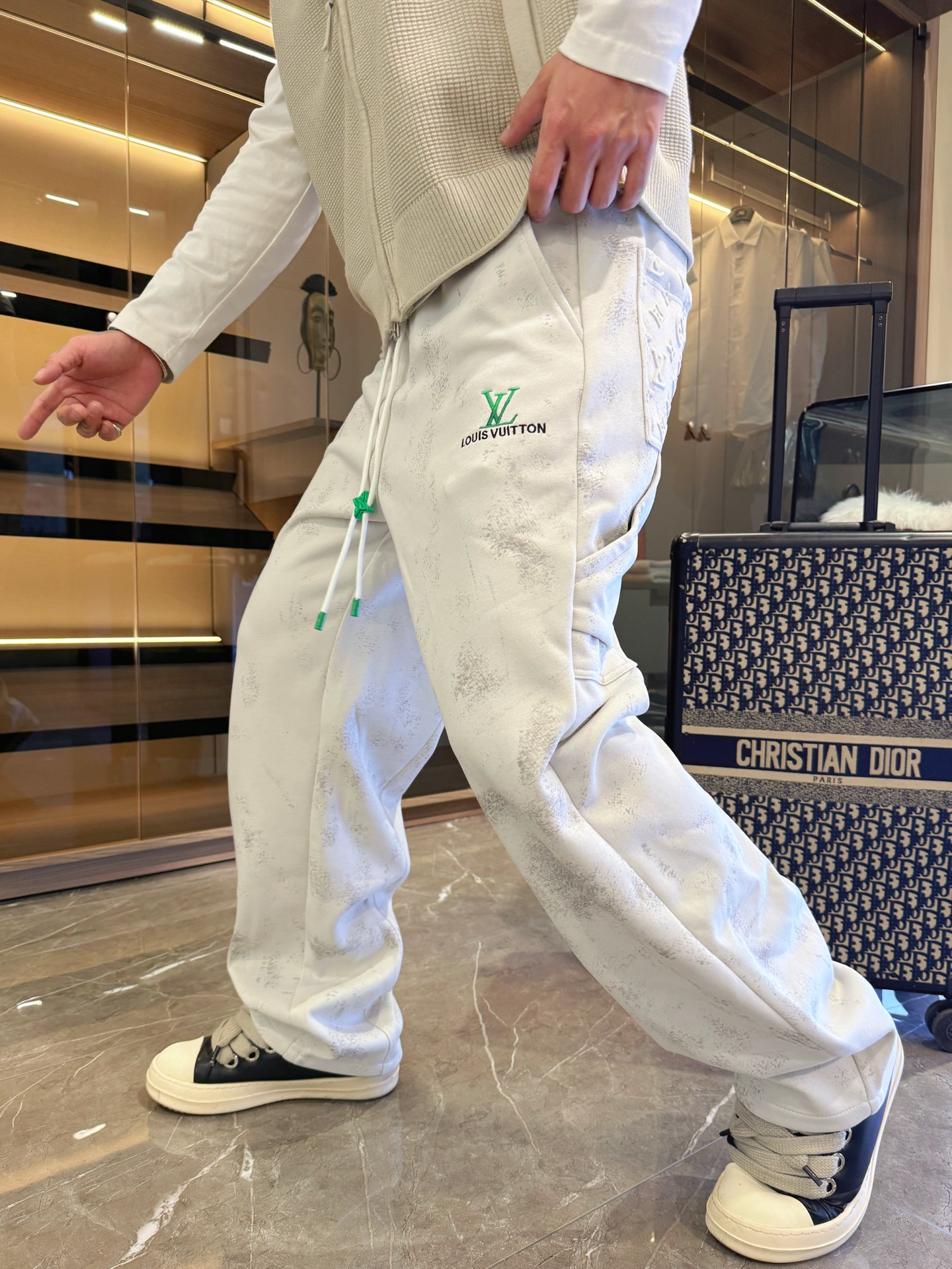 NO:646295,LV new autumn and winter casual pants!  On sale simultaneously on the official website. The brand's classic LOGO casual pants, customized fabrics, extremely comfortable, strong touch. Highly recognizable, perfect appearance and craftsmanship. Sizes M-3XL, louis vuitton, alexander wang19860909LV秋冬新款休闲裤！官网同步发售.品牌经典LOGO休闲裤 ,定制面料,舒适度极好,手触感强烈.辨识度极高,完美品相工艺. 尺码M-3XL,,louis vuitton,alexander wang,Men's clothing