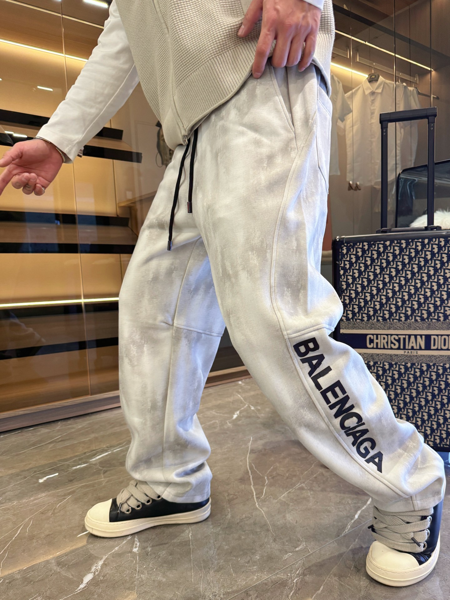 NO:646299,Balenciaga’s new fall and winter casual pants!  On sale simultaneously on the official website. Brand classic LOGO casual pants, customized fabrics, excellent comfort, strong touch. Highly recognizable, perfect appearance and craftsmanship. Sizes M-3XL, balenciaga, alexander wang19860909巴黎世家秋冬新款休闲裤！官网同步发售.品牌经典LOGO休闲裤 ,定制面料,舒适度极好,手触感强烈.辨识度极高,完美品相工艺. 尺码M-3XL,,balenciaga,alexander wang,Men's clothing