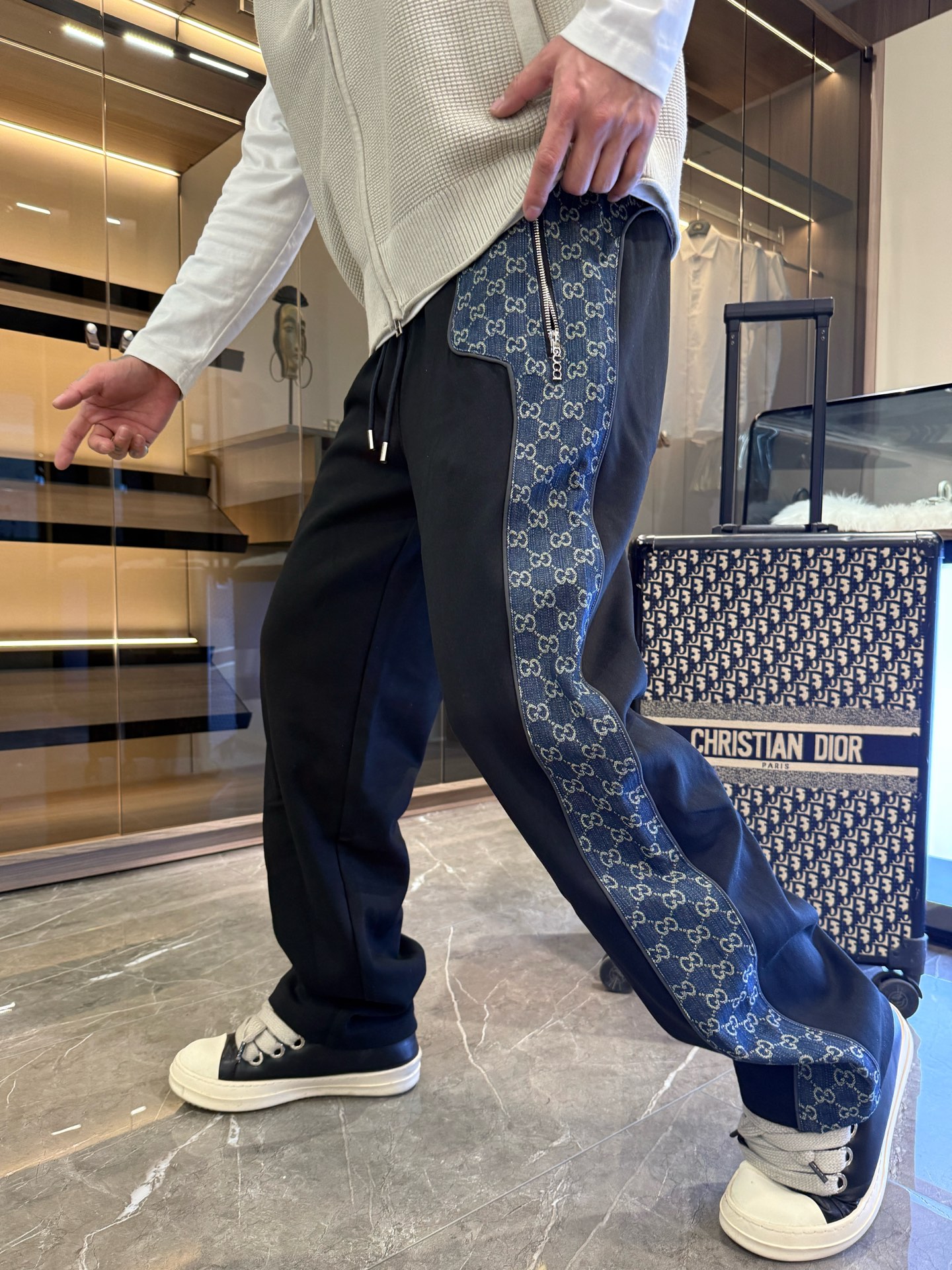 NO:646268,Gucci’s new fall and winter casual pants!  On sale simultaneously on the official website. Brand classic LOGO casual pants, customized fabrics, excellent comfort, strong touch. Highly recognizable, perfect appearance and craftsmanship. Sizes M-3XL,,  19860909古奇秋冬新款休闲裤！官网同步发售.品牌经典LOGO休闲裤 ,定制面料,舒适度极好,手触感强烈.辨识度极高,完美品相工艺. 尺码M-3XL,, ,Men's clothing