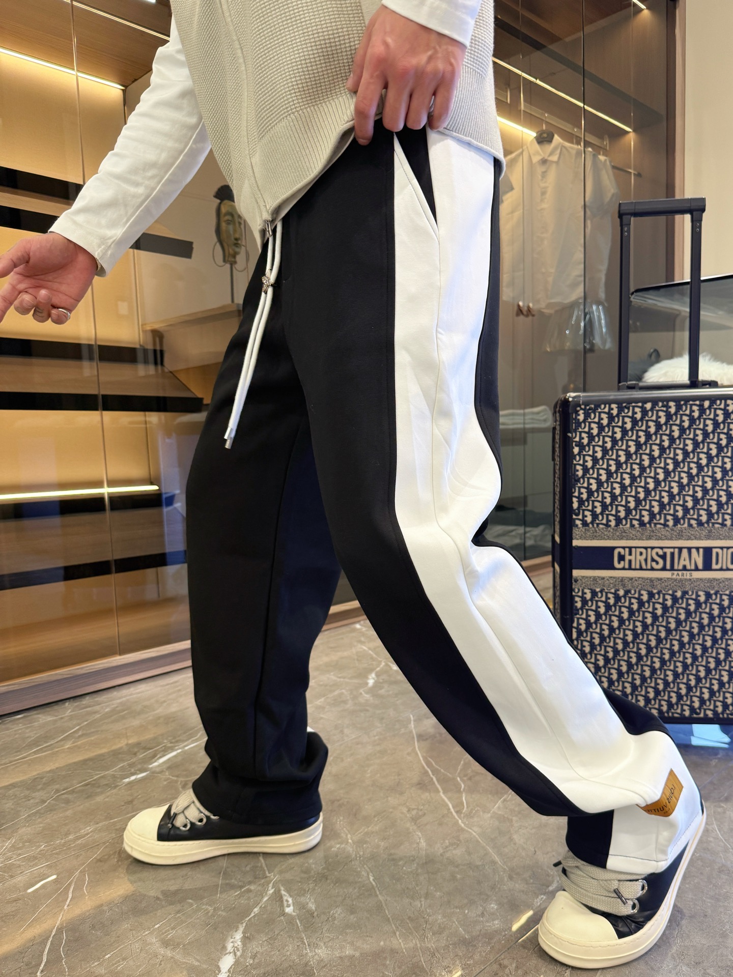 NO:646273,LV new autumn and winter casual pants!  On sale simultaneously on the official website. The brand's classic LOGO casual pants, customized fabrics, extremely comfortable, strong touch. Highly recognizable, perfect appearance and craftsmanship. Sizes M-3XL, louis vuitton, alexander wang19860909LV秋冬新款休闲裤！官网同步发售.品牌经典LOGO休闲裤 ,定制面料,舒适度极好,手触感强烈.辨识度极高,完美品相工艺. 尺码M-3XL,,louis vuitton,alexander wang,Men's clothing