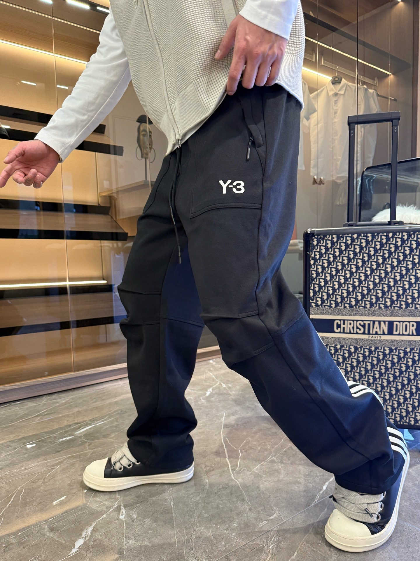 NO:646278,Y3 new autumn and winter casual pants!  On sale simultaneously on the official website. Brand classic LOGO casual pants, customized fabrics, excellent comfort, strong touch. Highly recognizable, perfect appearance and craftsmanship. Sizes M-3XL,, alexander wang19860909Y3秋冬新款休闲裤！官网同步发售.品牌经典LOGO休闲裤 ,定制面料,舒适度极好,手触感强烈.辨识度极高,完美品相工艺. 尺码M-3XL,,alexander wang,Men's clothing