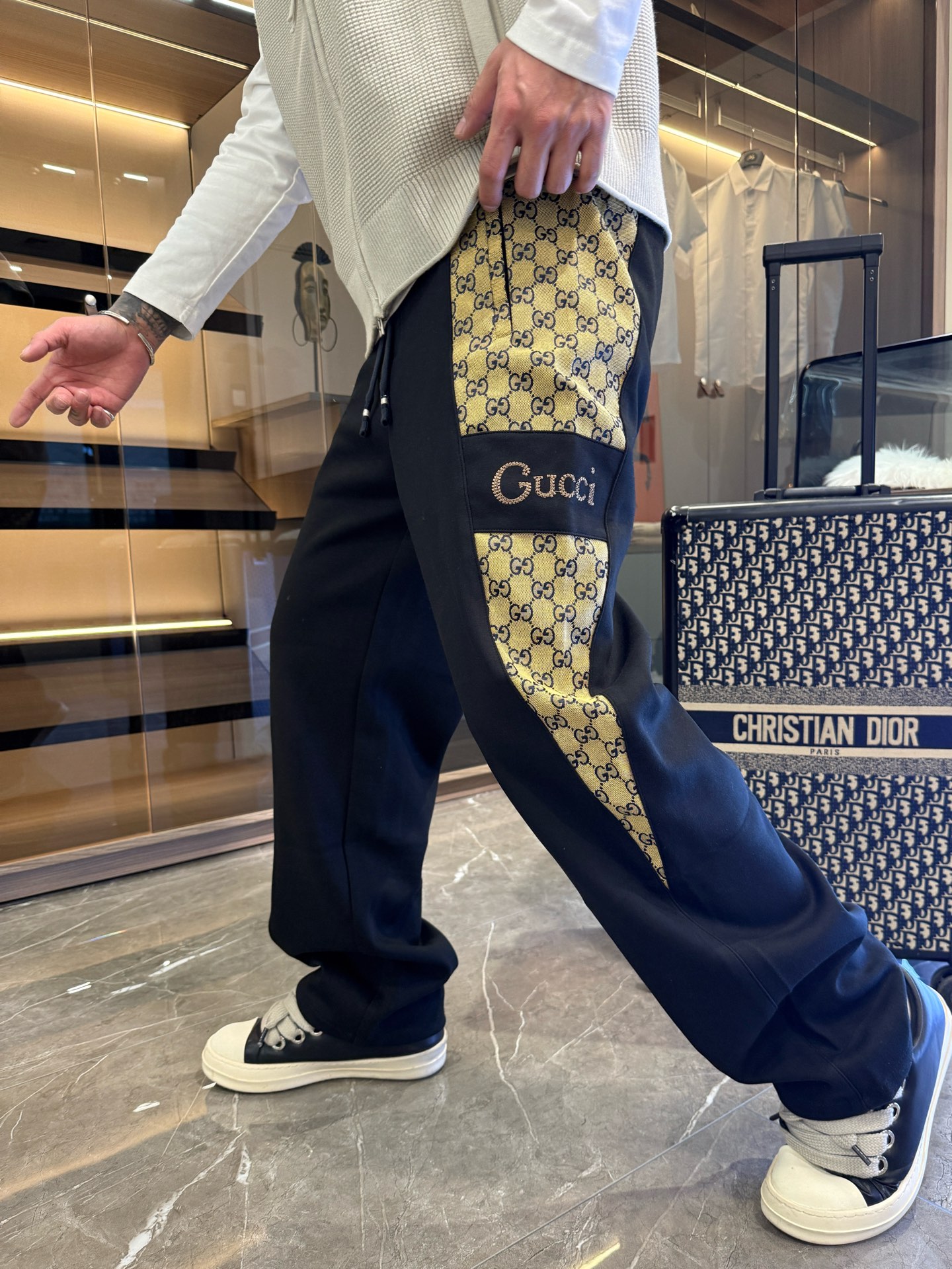 NO:646282,Gucci’s new fall and winter casual pants!  On sale simultaneously on the official website. Brand classic LOGO casual pants, customized fabrics, excellent comfort, strong touch. Highly recognizable, perfect appearance and craftsmanship. Sizes M-3XL,, alexander wang19860909古奇秋冬新款休闲裤！官网同步发售.品牌经典LOGO休闲裤 ,定制面料,舒适度极好,手触感强烈.辨识度极高,完美品相工艺. 尺码M-3XL,,alexander wang,Men's clothing