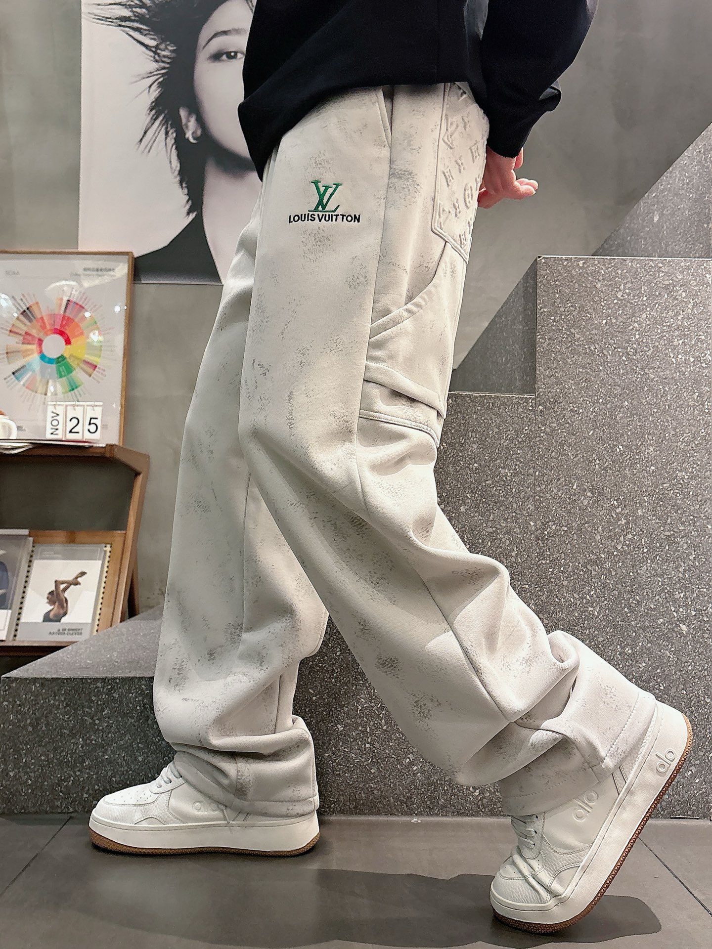 NO:686054,LV 2025 new autumn and winter casual pants!  On sale simultaneously on the official website. The brand's classic LOGO casual pants, customized fabrics, excellent comfort, strong touch. Highly recognizable, perfect appearance and craftsmanship. Sizes M-3XL, Louis Vuitton,19860909LV 2025秋冬新款休闲裤！官网同步发售.品牌经典LOGO休闲裤 ,定制面料,舒适度极好,手触感强烈.辨识度极高,完美品相工艺. 尺码M-3XL,,louis vuitton,,Men's clothing