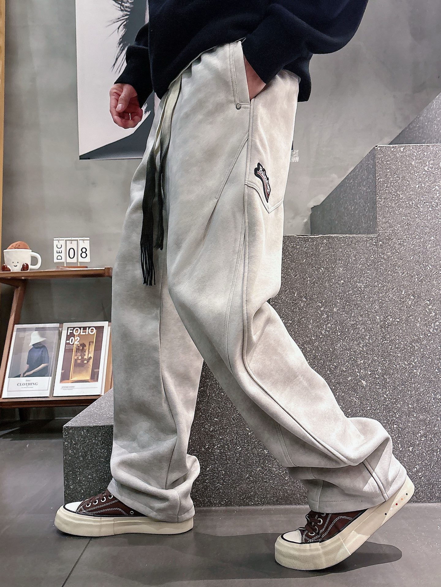 NO:686039,Balenciaga 2025 new autumn and winter casual pants!  On sale simultaneously on the official website. The brand's classic LOGO casual pants, customized fabrics, excellent comfort, strong touch. Highly recognizable, perfect appearance and craftsmanship. Sizes M-3XL, balenciaga,19860909巴黎世家 2025秋冬新款休闲裤！官网同步发售.品牌经典LOGO休闲裤 ,定制面料,舒适度极好,手触感强烈.辨识度极高,完美品相工艺. 尺码M-3XL,,balenciaga,,Men's clothing