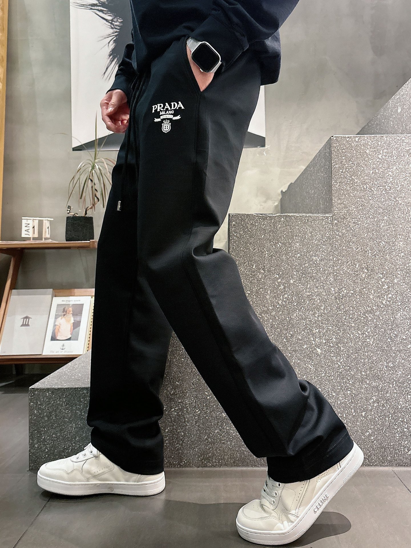 NO:745487,Prada's 2026 spring new trousers and casual pants are on sale simultaneously on the official website. The brand's classic LOGO casual pants are made of customized fabrics with excellent comfort and strong touch. Highly recognizable and perfect in appearance and craftsmanship. Sizes M-3XL, prada,19860909普拉达 2026春季新款长裤休闲裤官网同步发售.品牌经典LOGO休闲裤 ,定制面料,舒适度极好,手触感强烈.辨识度极高,完美品相工艺. 尺码M-3XL,,prada,,Men's clothing