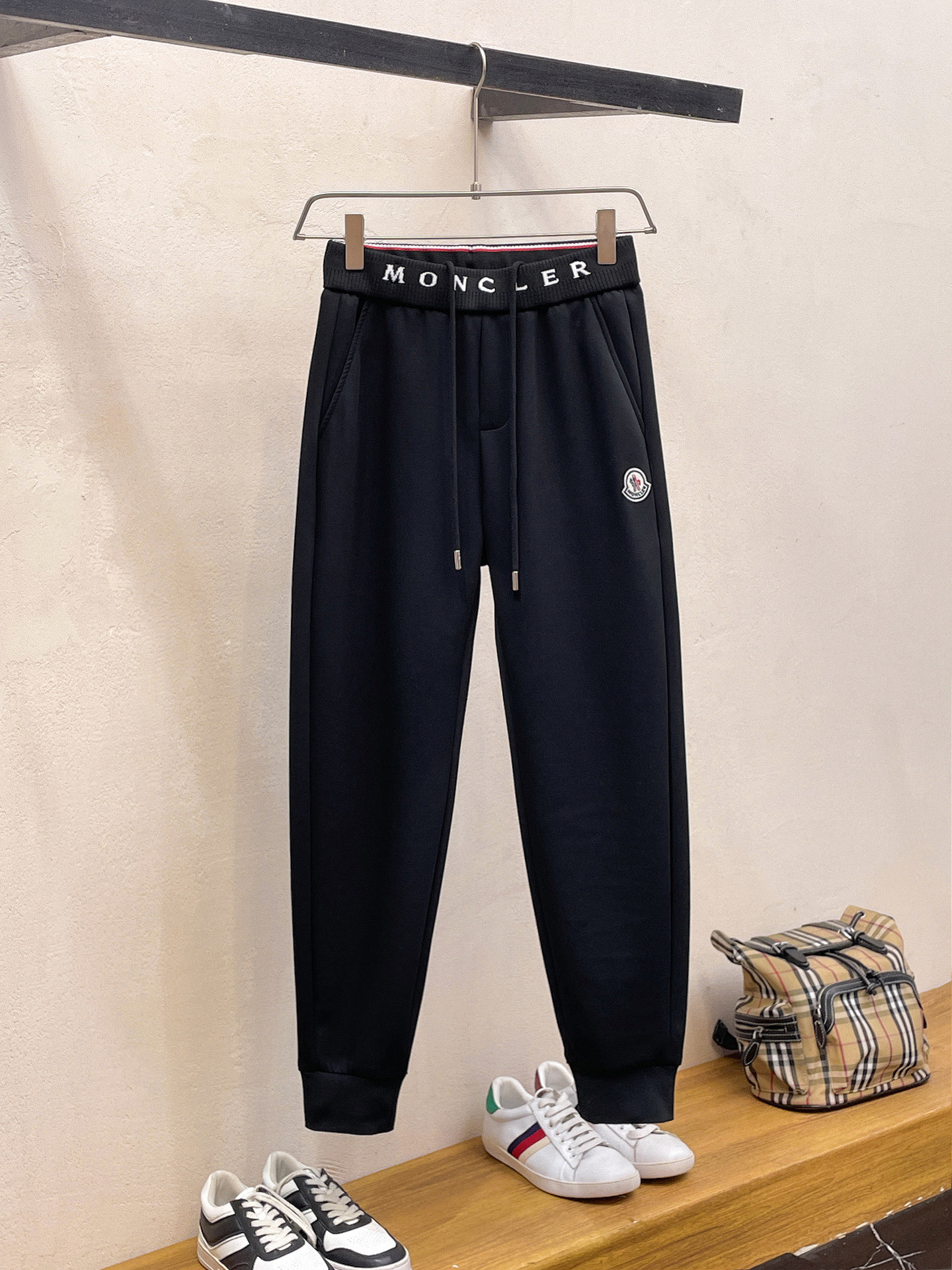 NO:736985,Moncler's 2026 spring new trousers and casual pants are on sale simultaneously on the official website. The brand's classic LOGO casual pants are made of custom-made fabrics with excellent comfort and strong touch. Highly recognizable and perfect in appearance and craftsmanship. Sizes M-3XL, Moncler,19860909蒙口 2026春季新款长裤休闲裤官网同步发售.品牌经典LOGO休闲裤 ,定制面料,舒适度极好,手触感强烈.辨识度极高,完美品相工艺. 尺码M-3XL,,Moncler,,Men's clothing