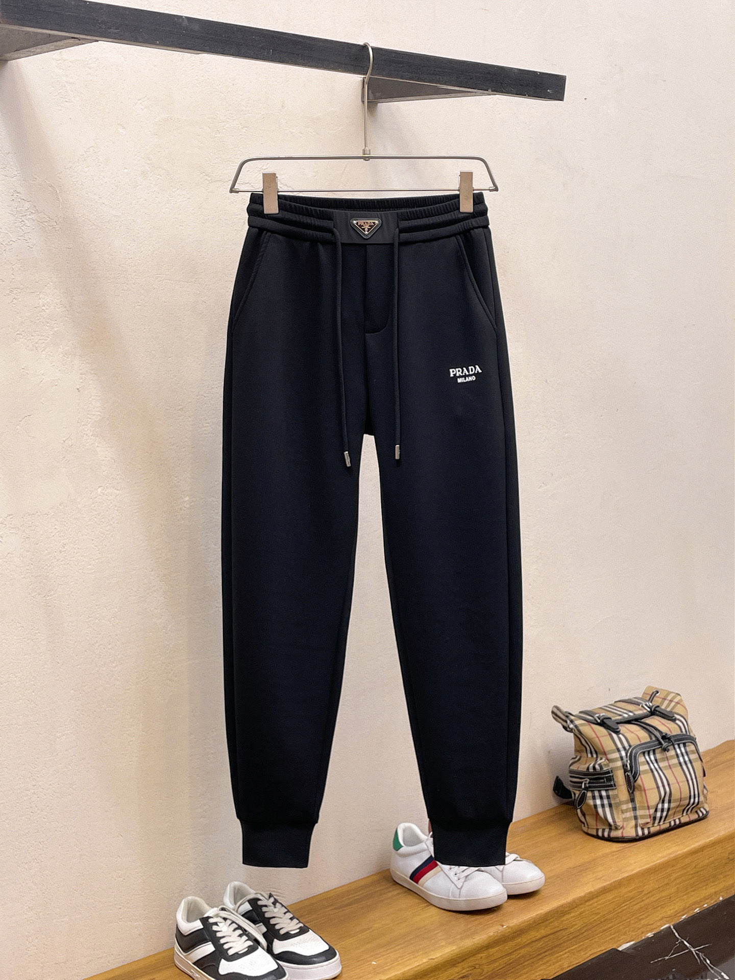 NO:736989,Prada's 2026 spring new trousers and casual pants are on sale simultaneously on the official website. The brand's classic LOGO casual pants are made of customized fabrics with excellent comfort and strong touch. Highly recognizable and perfect in appearance and craftsmanship. Sizes M-3XL, prada,19860909普拉达 2026春季新款长裤休闲裤官网同步发售.品牌经典LOGO休闲裤 ,定制面料,舒适度极好,手触感强烈.辨识度极高,完美品相工艺. 尺码M-3XL,,prada,,Men's clothing