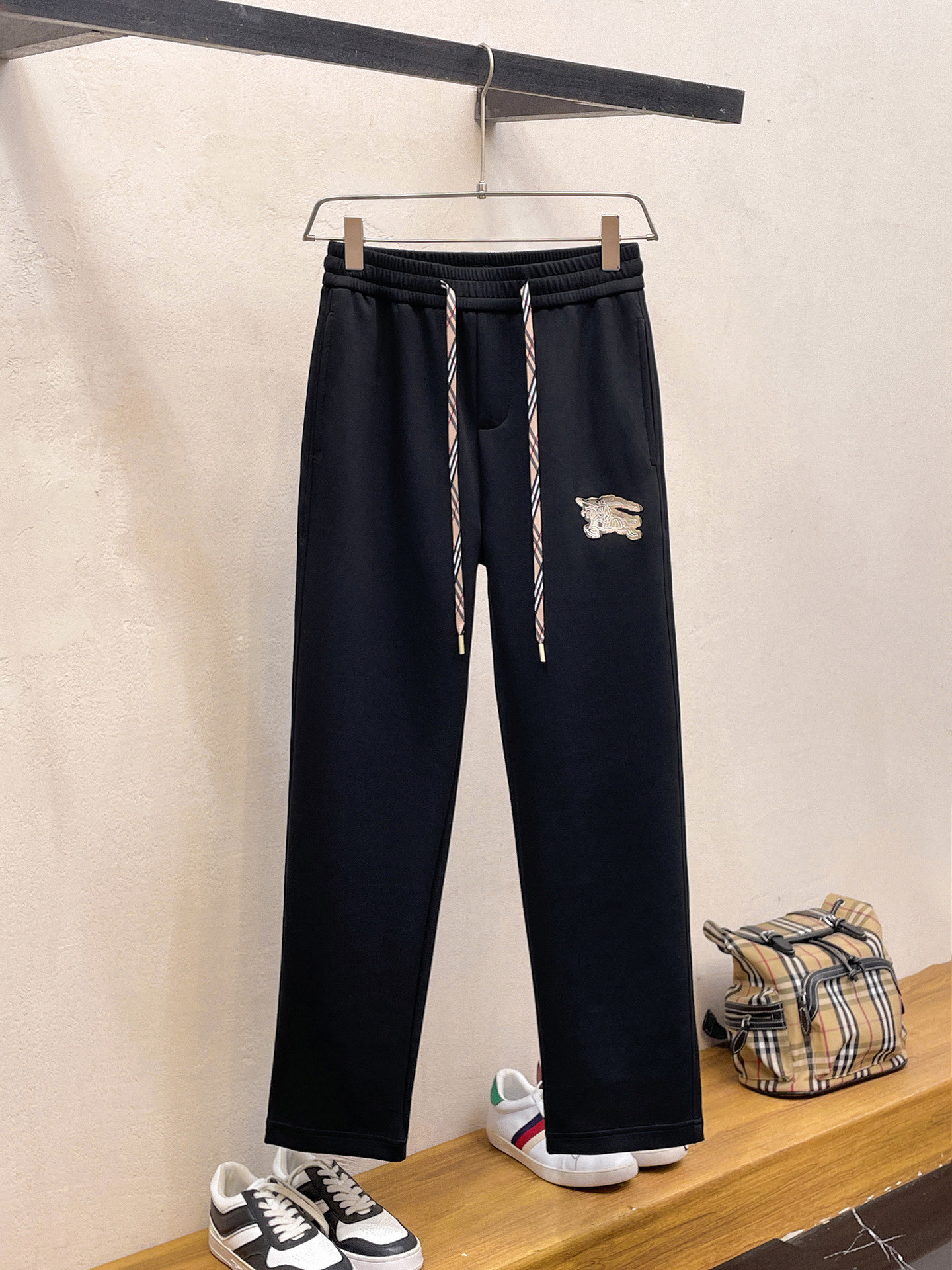 NO:736993,Burberry's 2026 spring new trousers and casual trousers are on sale simultaneously on the official website. The brand's classic LOGO casual trousers, customized fabrics, are extremely comfortable and have a strong touch. Highly recognizable, with perfect appearance and craftsmanship. Sizes M-3XL,, burberry,19860909巴宝莉 2026春季新款长裤休闲裤官网同步发售.品牌经典LOGO休闲裤 ,定制面料,舒适度极好,手触感强烈.辨识度极高,完美品相工艺. 尺码M-3XL,,burberry,,Men's clothing