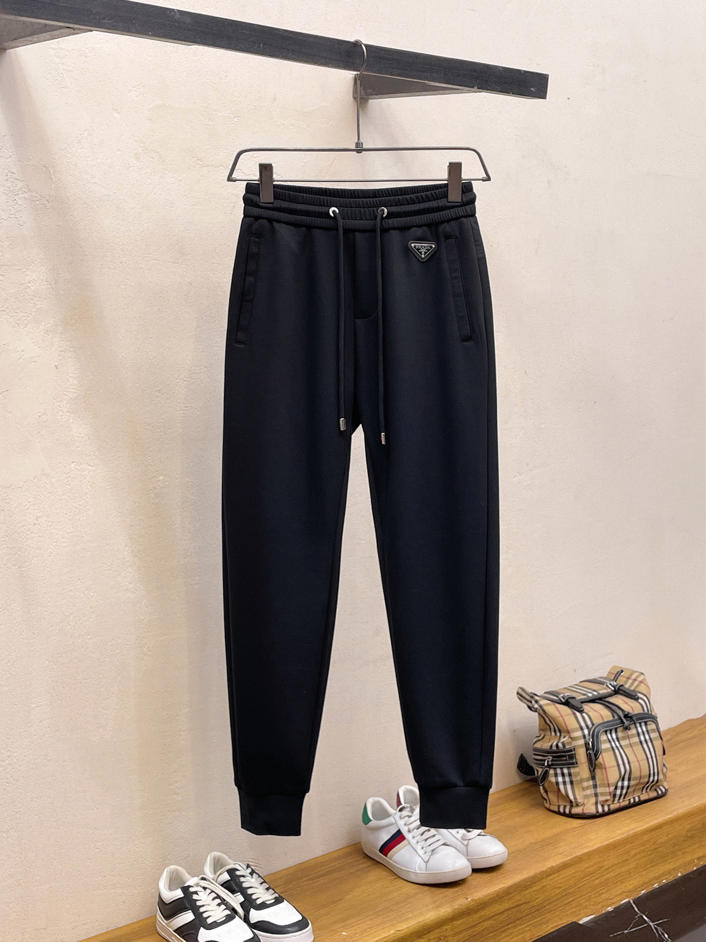 NO:736998,Prada's 2026 spring new trousers and casual pants are on sale simultaneously on the official website. The brand's classic LOGO casual pants are made of custom-made fabrics with excellent comfort and strong touch. Highly recognizable and perfect in appearance and craftsmanship. Sizes M-3XL, prada,19860909普拉达2026春季新款长裤休闲裤官网同步发售.品牌经典LOGO休闲裤 ,定制面料,舒适度极好,手触感强烈.辨识度极高,完美品相工艺. 尺码M-3XL,,prada,,Men's clothing