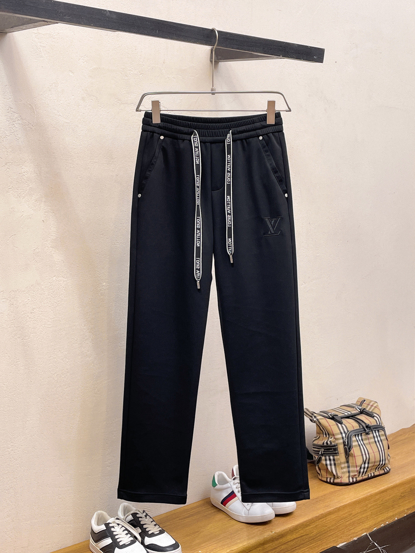 NO:737008,LV 2026 spring new trousers and casual trousers are on sale simultaneously on the official website. The brand's classic LOGO casual trousers, customized fabrics, are extremely comfortable and have a strong touch. Highly recognizable, with perfect appearance and craftsmanship. Sizes M-3XL, Louis Vuitton,19860909LV 2026春季新款长裤休闲裤官网同步发售.品牌经典LOGO休闲裤 ,定制面料,舒适度极好,手触感强烈.辨识度极高,完美品相工艺. 尺码M-3XL,,louis vuitton,,Men's clothing