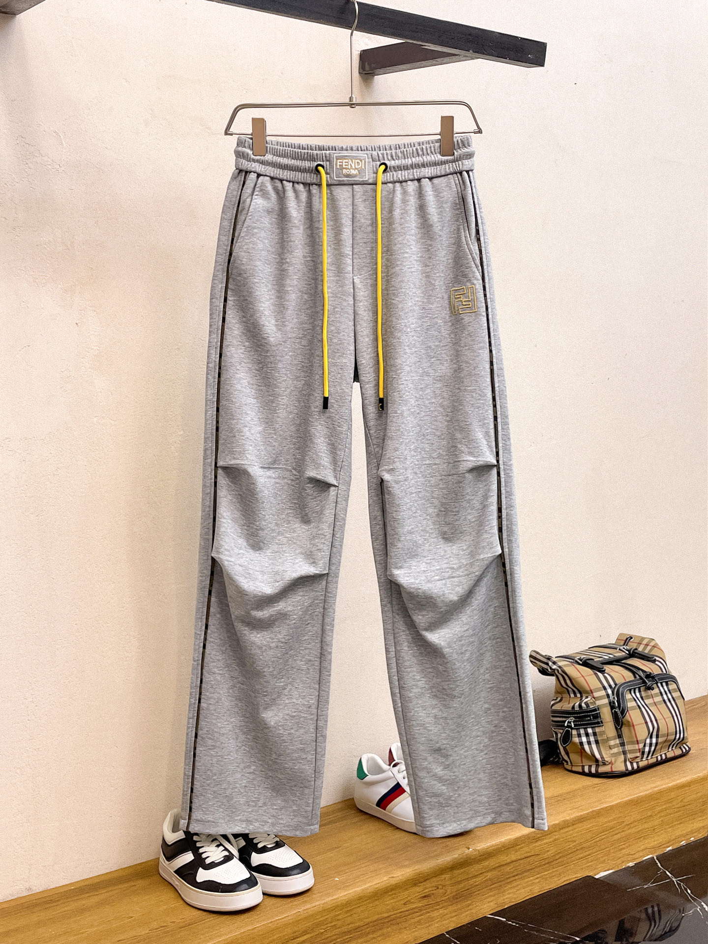 NO:737013,Fendi's 2026 spring new trousers and casual pants are on sale simultaneously on the official website. The brand's classic LOGO casual pants are made of customized fabrics with excellent comfort and strong touch. Highly recognizable and perfect in appearance and craftsmanship. Sizes M-3XL,,fendi,19860909芬迪 2026春季新款长裤休闲裤官网同步发售.品牌经典LOGO休闲裤 ,定制面料,舒适度极好,手触感强烈.辨识度极高,完美品相工艺. 尺码M-3XL,,fendi,,Men's clothing