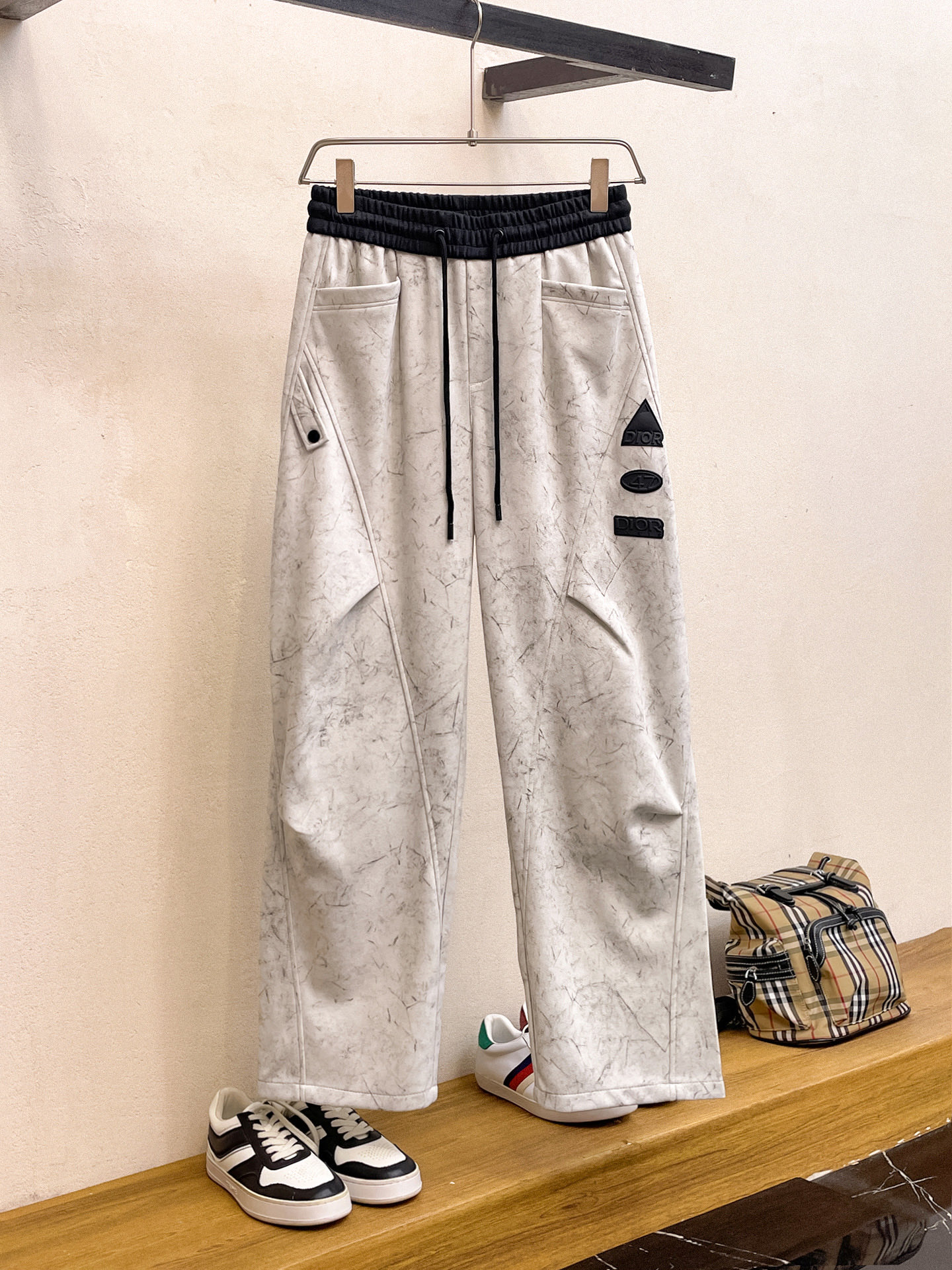 NO:737016,Dior's 2026 spring new trousers and casual pants are on sale simultaneously on the official website. The brand's classic LOGO casual pants are made of customized fabrics with excellent comfort and strong touch. Highly recognizable and perfect in appearance and craftsmanship. Sizes M-3XL, dior,19860909迪奥 2026春季新款长裤休闲裤官网同步发售.品牌经典LOGO休闲裤 ,定制面料,舒适度极好,手触感强烈.辨识度极高,完美品相工艺. 尺码M-3XL,,dior,,Men's clothing