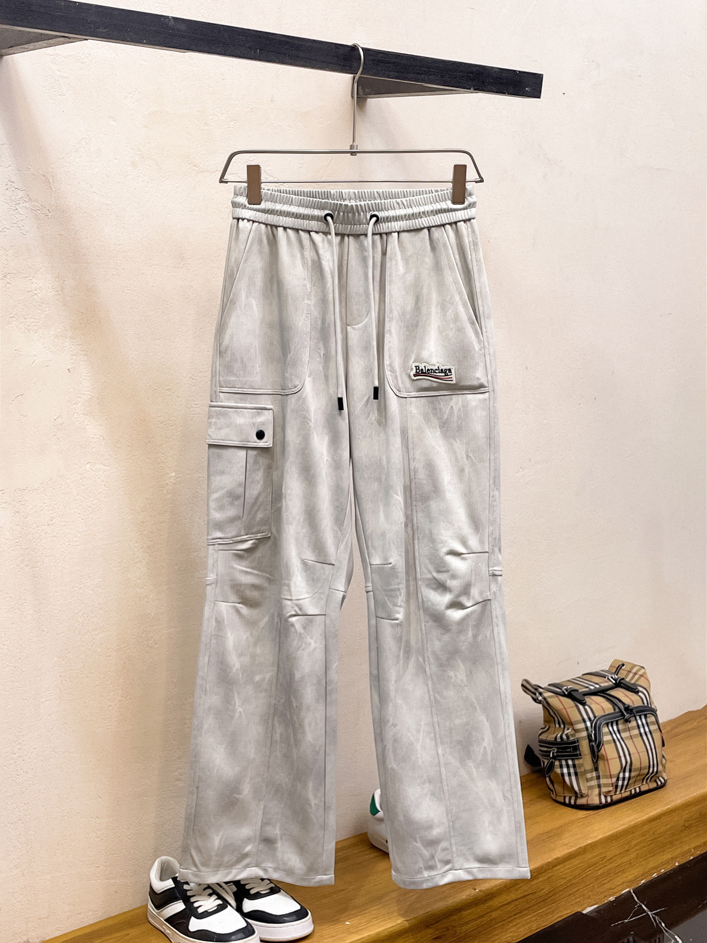 NO:737021,Balenciaga's 2026 spring new trousers and casual trousers are on sale simultaneously on the official website. The brand's classic LOGO casual trousers, customized fabrics, are extremely comfortable and have a strong touch. Highly recognizable, with perfect appearance and craftsmanship. Sizes M-3XL, balenciaga,19860909巴黎世家 2026春季新款长裤休闲裤官网同步发售.品牌经典LOGO休闲裤 ,定制面料,舒适度极好,手触感强烈.辨识度极高,完美品相工艺. 尺码M-3XL,,balenciaga,,Men's clothing