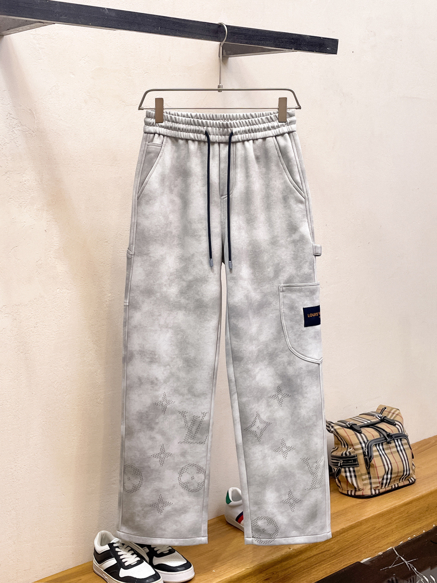 NO:737026,LV 2026 spring new trousers and casual trousers are on sale simultaneously on the official website. The brand's classic LOGO casual trousers, customized fabrics, are extremely comfortable and have a strong touch. Highly recognizable, with perfect appearance and craftsmanship. Sizes M-3XL, Louis Vuitton,19860909LV 2026春季新款长裤休闲裤官网同步发售.品牌经典LOGO休闲裤 ,定制面料,舒适度极好,手触感强烈.辨识度极高,完美品相工艺. 尺码M-3XL,,louis vuitton,,Men's clothing