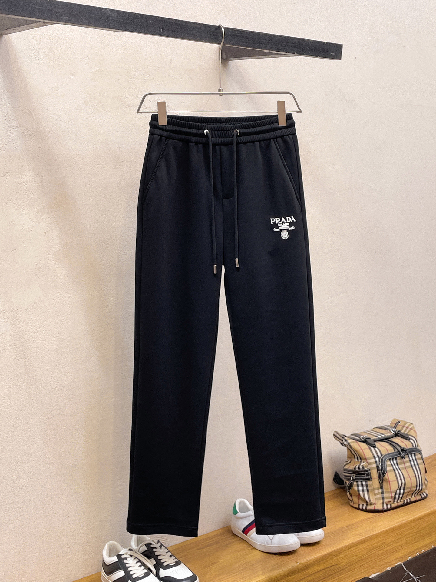 NO:737032,Prada's 2026 spring new trousers and casual pants are on sale simultaneously on the official website. The brand's classic LOGO casual pants are made of customized fabrics with excellent comfort and strong touch. Highly recognizable and perfect in appearance and craftsmanship. Sizes M-3XL, prada,19860909普拉达 2026春季新款长裤休闲裤官网同步发售.品牌经典LOGO休闲裤 ,定制面料,舒适度极好,手触感强烈.辨识度极高,完美品相工艺. 尺码M-3XL,,prada,,Men's clothing