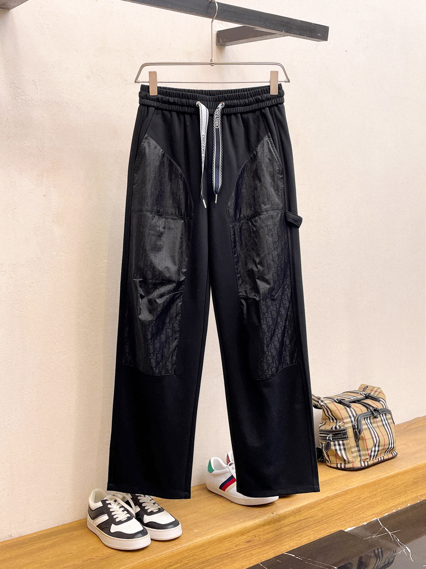 NO:737037,Dior's 2026 spring new trousers and casual pants are on sale simultaneously on the official website. The brand's classic LOGO casual pants are made of customized fabrics with excellent comfort and strong touch. Highly recognizable and perfect in appearance and craftsmanship. Sizes M-3XL, dior,19860909迪奥 2026春季新款长裤休闲裤官网同步发售.品牌经典LOGO休闲裤 ,定制面料,舒适度极好,手触感强烈.辨识度极高,完美品相工艺. 尺码M-3XL,,dior,,Men's clothing