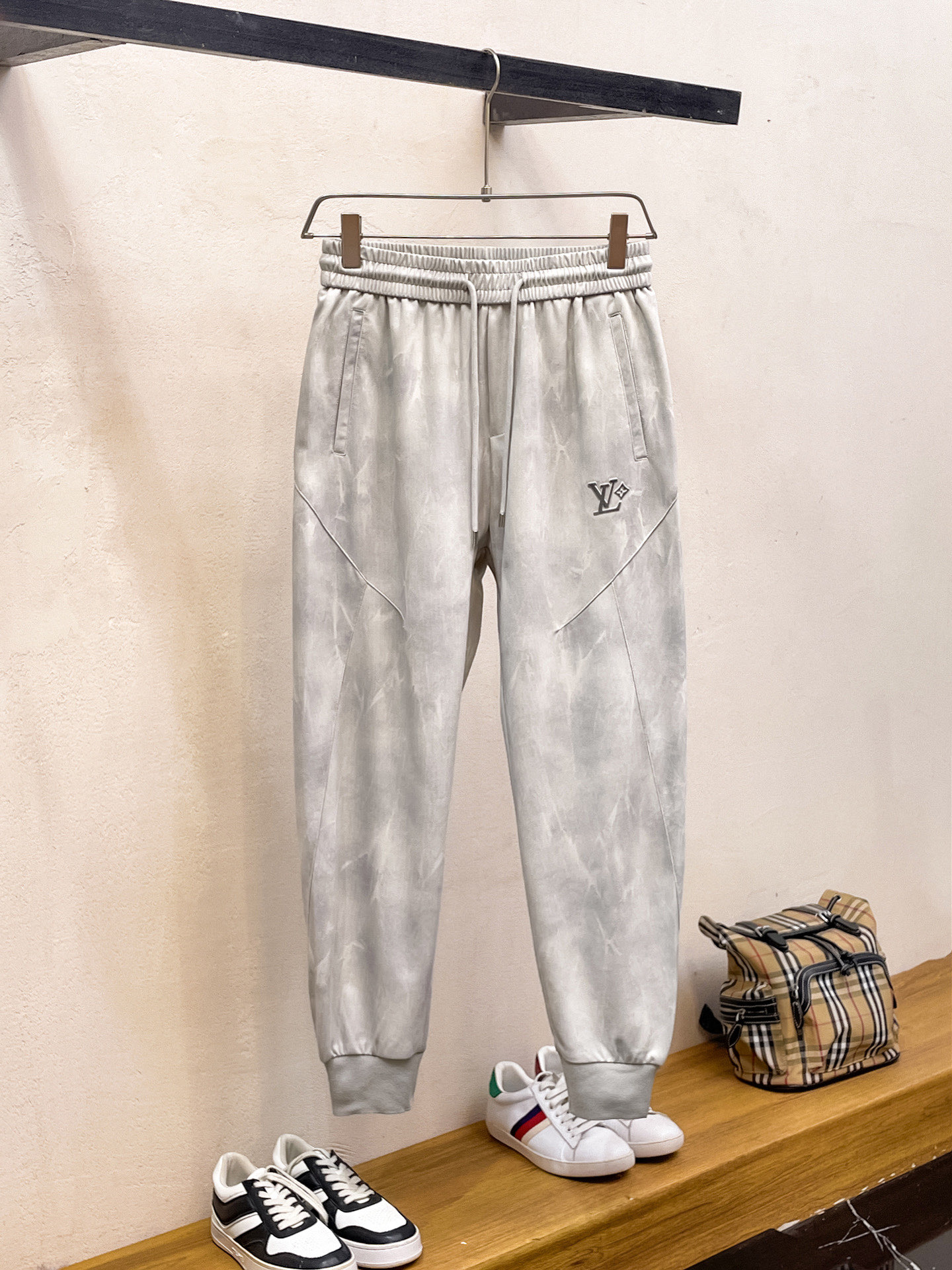 NO:737042,LV 2026 spring new trousers and casual trousers are on sale simultaneously on the official website. The brand's classic LOGO casual trousers, customized fabrics, are extremely comfortable and have a strong touch. Highly recognizable, with perfect appearance and craftsmanship. Sizes M-3XL, Louis Vuitton,19860909LV 2026春季新款长裤休闲裤官网同步发售.品牌经典LOGO休闲裤 ,定制面料,舒适度极好,手触感强烈.辨识度极高,完美品相工艺. 尺码M-3XL,,louis vuitton,,Men's clothing