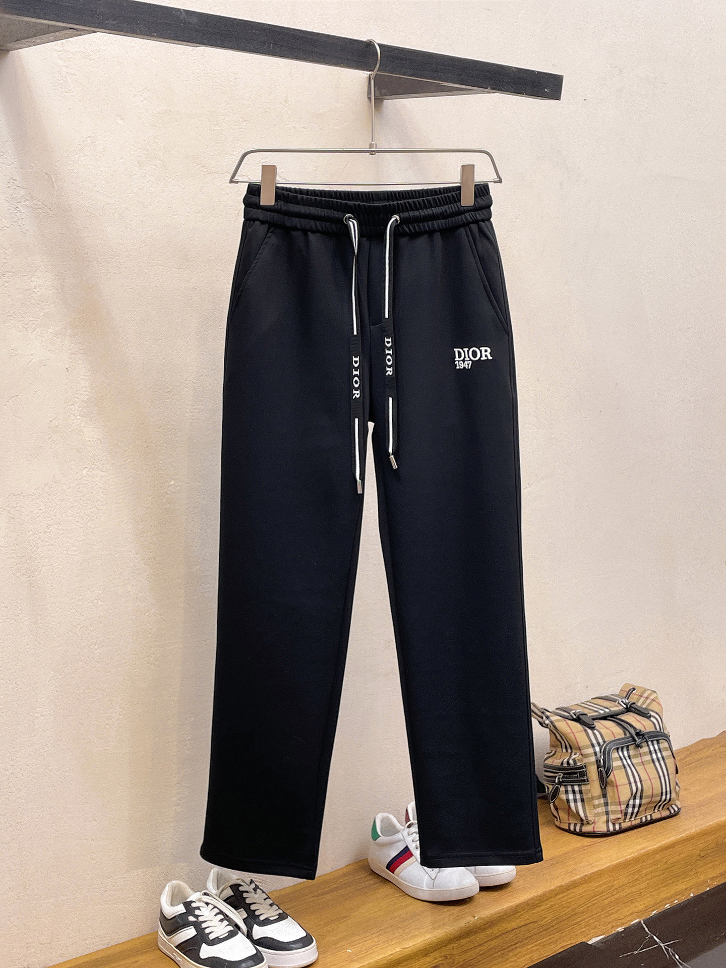 NO:737047,Dior's 2026 spring new trousers and casual pants are on sale simultaneously on the official website. The brand's classic LOGO casual pants are made of customized fabrics with excellent comfort and strong touch. Highly recognizable and perfect in appearance and craftsmanship. Sizes M-3XL, dior,19860909迪奥 2026春季新款长裤休闲裤官网同步发售.品牌经典LOGO休闲裤 ,定制面料,舒适度极好,手触感强烈.辨识度极高,完美品相工艺. 尺码M-3XL,,dior,,Men's clothing