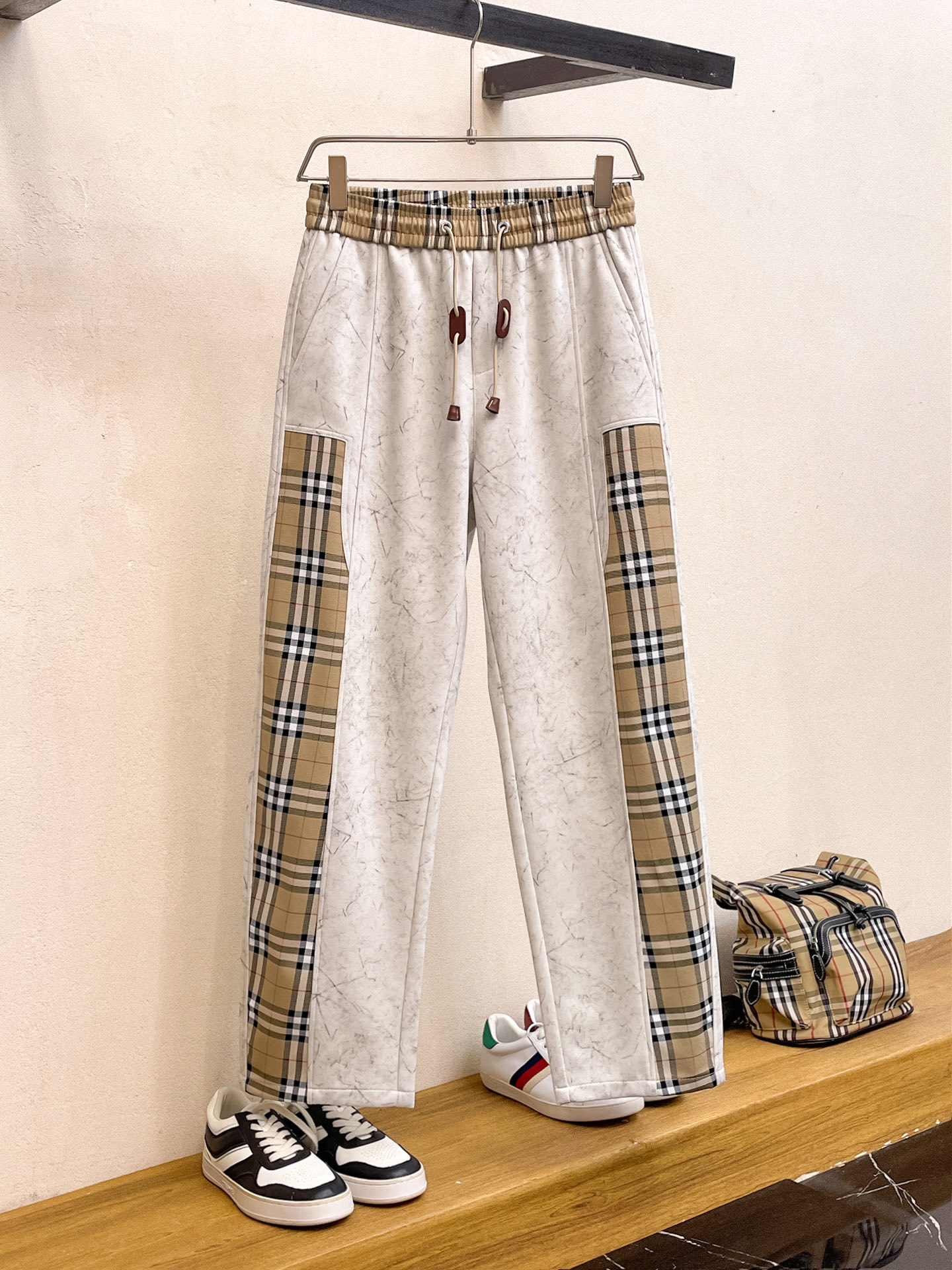 NO:737057,Burberry's 2026 spring new trousers and casual trousers are on sale simultaneously on the official website. The brand's classic LOGO casual trousers, customized fabrics, are extremely comfortable and have a strong touch. Highly recognizable, with perfect appearance and craftsmanship. Sizes M-3XL,, burberry,19860909巴宝莉 2026春季新款长裤休闲裤官网同步发售.品牌经典LOGO休闲裤 ,定制面料,舒适度极好,手触感强烈.辨识度极高,完美品相工艺. 尺码M-3XL,,burberry,,Men's clothing