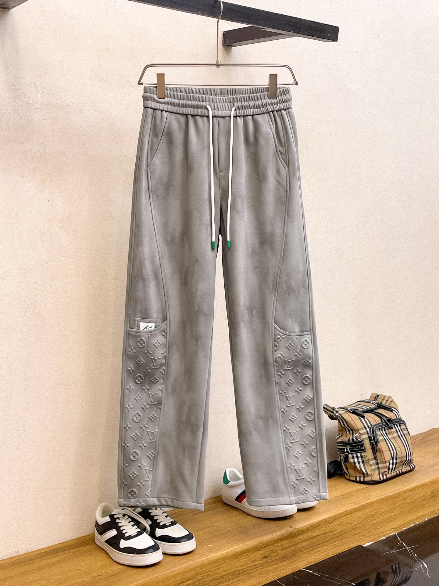 NO:737062,LV 2026 spring new trousers and casual trousers are on sale simultaneously on the official website. The brand's classic LOGO casual trousers, customized fabrics, are extremely comfortable and have a strong touch. Highly recognizable, with perfect appearance and craftsmanship. Sizes M-3XL, Louis Vuitton,19860909LV 2026春季新款长裤休闲裤官网同步发售.品牌经典LOGO休闲裤 ,定制面料,舒适度极好,手触感强烈.辨识度极高,完美品相工艺. 尺码M-3XL,,louis vuitton,,Men's clothing