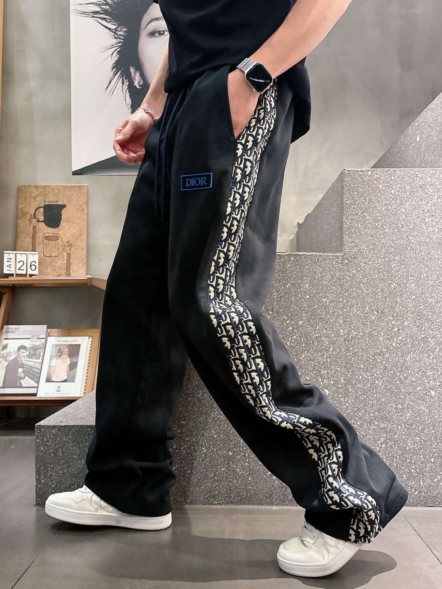 NO:745495,Dior's 2026 spring new trousers and casual pants are on sale simultaneously on the official website. The brand's classic LOGO casual pants are made of customized fabrics with excellent comfort and strong touch. Highly recognizable and perfect in appearance and craftsmanship. Sizes M-3XL, dior,19860909迪奥 2026春季新款长裤休闲裤官网同步发售.品牌经典LOGO休闲裤 ,定制面料,舒适度极好,手触感强烈.辨识度极高,完美品相工艺. 尺码M-3XL,,dior,,Men's clothing