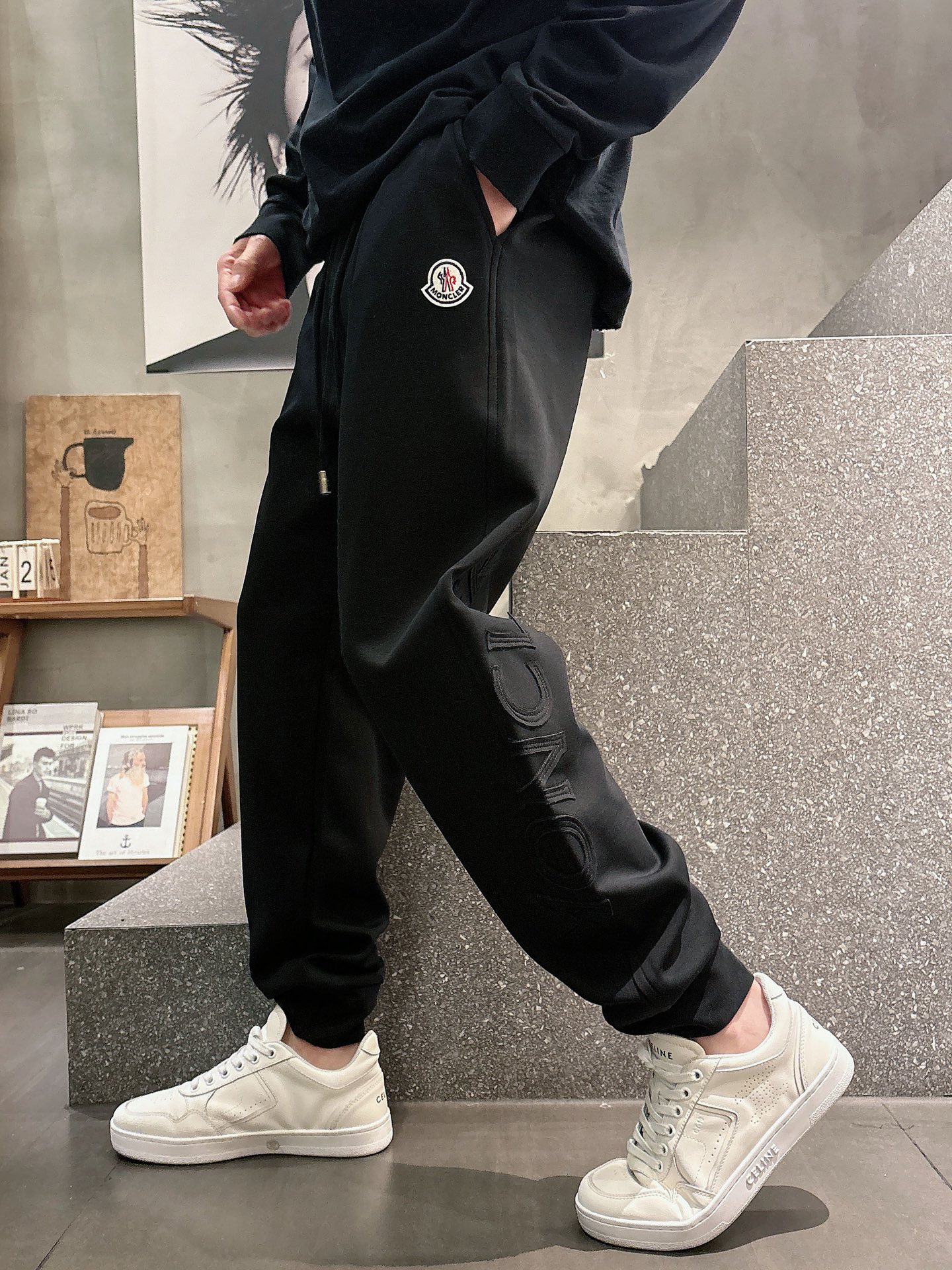 NO:745468,Moncler's 2026 spring new trousers and casual pants are on sale simultaneously on the official website. The brand's classic LOGO casual pants are made of custom-made fabrics with excellent comfort and strong touch. Highly recognizable and perfect in appearance and craftsmanship. Sizes M-3XL, Moncler,19860909蒙口 2026春季新款长裤休闲裤官网同步发售.品牌经典LOGO休闲裤 ,定制面料,舒适度极好,手触感强烈.辨识度极高,完美品相工艺. 尺码M-3XL,,Moncler,,Men's clothing