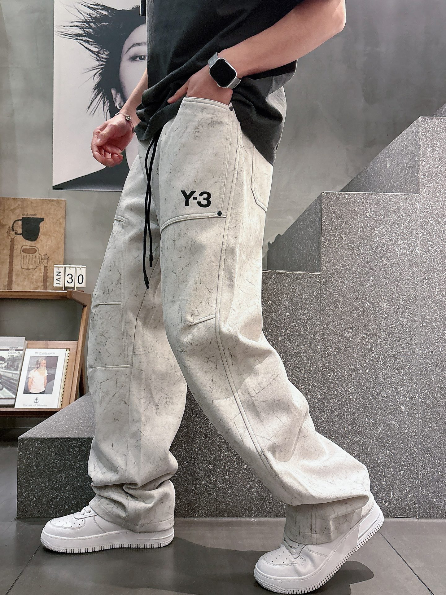 NO:745472,Y3 2026 spring new trousers and casual trousers are on sale simultaneously on the official website. The brand's classic LOGO casual trousers, customized fabrics, are extremely comfortable and have a strong touch. Highly recognizable, with perfect appearance and craftsmanship. Sizes M-3XL,,19860909Y3 2026春季新款长裤休闲裤官网同步发售.品牌经典LOGO休闲裤 ,定制面料,舒适度极好,手触感强烈.辨识度极高,完美品相工艺. 尺码M-3XL,,,Men's clothing