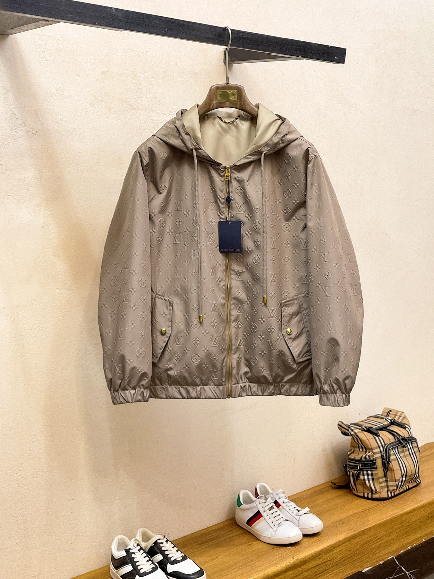 NO:746984,Same style as LV official website, complete with three labels, sold in advance. 2026 new spring men's jackets, complete with three labels, high-end version. Custom-made fabrics at the counter. Highly breathable and comfortable, impeccable details, brand element design concept, reflecting high quality. Delicate and soft feel. Casual tailoring, awesome upper body size. M～3XL, Louis Vuitton, jackets & coats, jackets & coats,19860909LV官网同款,三标齐全,提前发售 2026春季新款男士夹克外套,原单三标齐全高端版本 专柜定制面料 透气舒适度高,细节无可挑剔,品牌元素设计理念,体现高品质.手感细腻柔软 呈现休闲裁剪,上身版型超赞 码数M～3XL,,louis vuitton,jackets & coats,jackets & coats,,Men's clothing