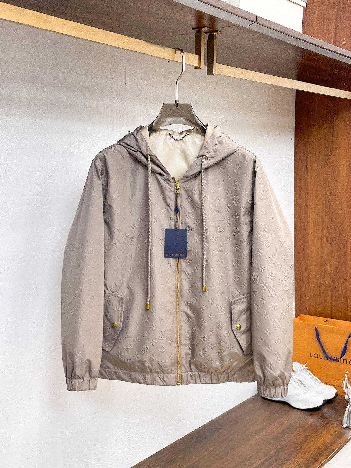 NO:761867,Same style as LV official website, complete with three labels, sold in advance. 2026 new spring men's jackets, complete with three labels, high-end version. Custom-made fabrics at the counter. Highly breathable and comfortable, impeccable details, brand element design concept, reflecting high quality. Delicate and soft feel. Casual tailoring, awesome upper body size. M～3XL, Louis Vuitton, jackets & coats, jackets & coats,19860909LV官网同款,三标齐全,提前发售 2026春季新款男士夹克外套,原单三标齐全高端版本 专柜定制面料 透气舒适度高,细节无可挑剔,品牌元素设计理念,体现高品质.手感细腻柔软 呈现休闲裁剪,上身版型超赞 码数M～3XL,,louis vuitton,jackets & coats,jackets & coats,,Men's clothing