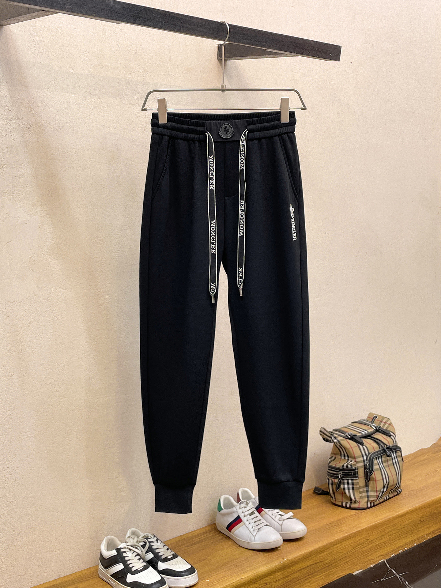 NO:737017,Moncler's 2026 spring new trousers and casual pants are on sale simultaneously on the official website. The brand's classic LOGO casual pants are made of custom-made fabrics with excellent comfort and strong touch. Highly recognizable and perfect in appearance and craftsmanship. Sizes M-3XL, Moncler,19860909蒙口 2026春季新款长裤休闲裤官网同步发售.品牌经典LOGO休闲裤 ,定制面料,舒适度极好,手触感强烈.辨识度极高,完美品相工艺. 尺码M-3XL,,Moncler,,Men's clothing