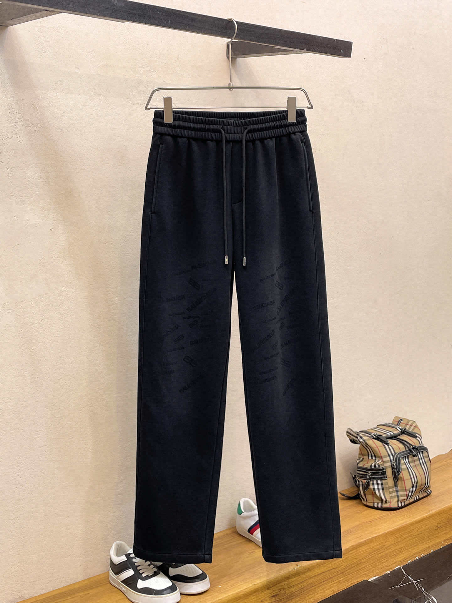 NO:737022,Balenciaga's 2026 spring new trousers and casual trousers are on sale simultaneously on the official website. The brand's classic LOGO casual trousers, customized fabrics, are extremely comfortable and have a strong touch. Highly recognizable, with perfect appearance and craftsmanship. Sizes M-3XL, balenciaga,19860909巴黎世家 2026春季新款长裤休闲裤官网同步发售.品牌经典LOGO休闲裤 ,定制面料,舒适度极好,手触感强烈.辨识度极高,完美品相工艺. 尺码M-3XL,,balenciaga,,Men's clothing