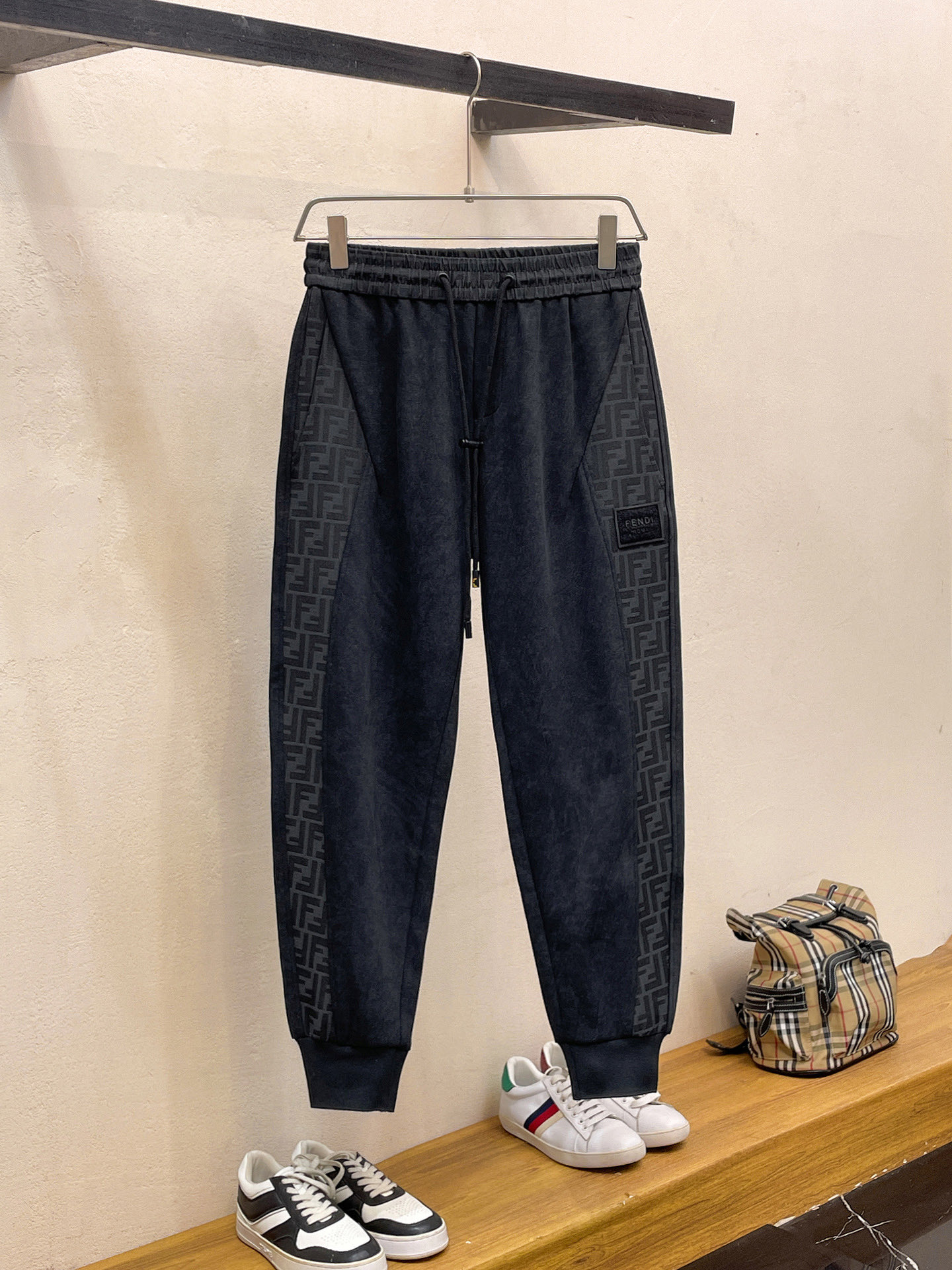 NO:737027,Fendi's 2026 spring new trousers and casual pants are on sale simultaneously on the official website. The brand's classic LOGO casual pants are made of customized fabrics with excellent comfort and strong touch. Highly recognizable and perfect in appearance and craftsmanship. Sizes M-3XL,,fendi,19860909芬迪 2026春季新款长裤休闲裤官网同步发售.品牌经典LOGO休闲裤 ,定制面料,舒适度极好,手触感强烈.辨识度极高,完美品相工艺. 尺码M-3XL,,fendi,,Men's clothing