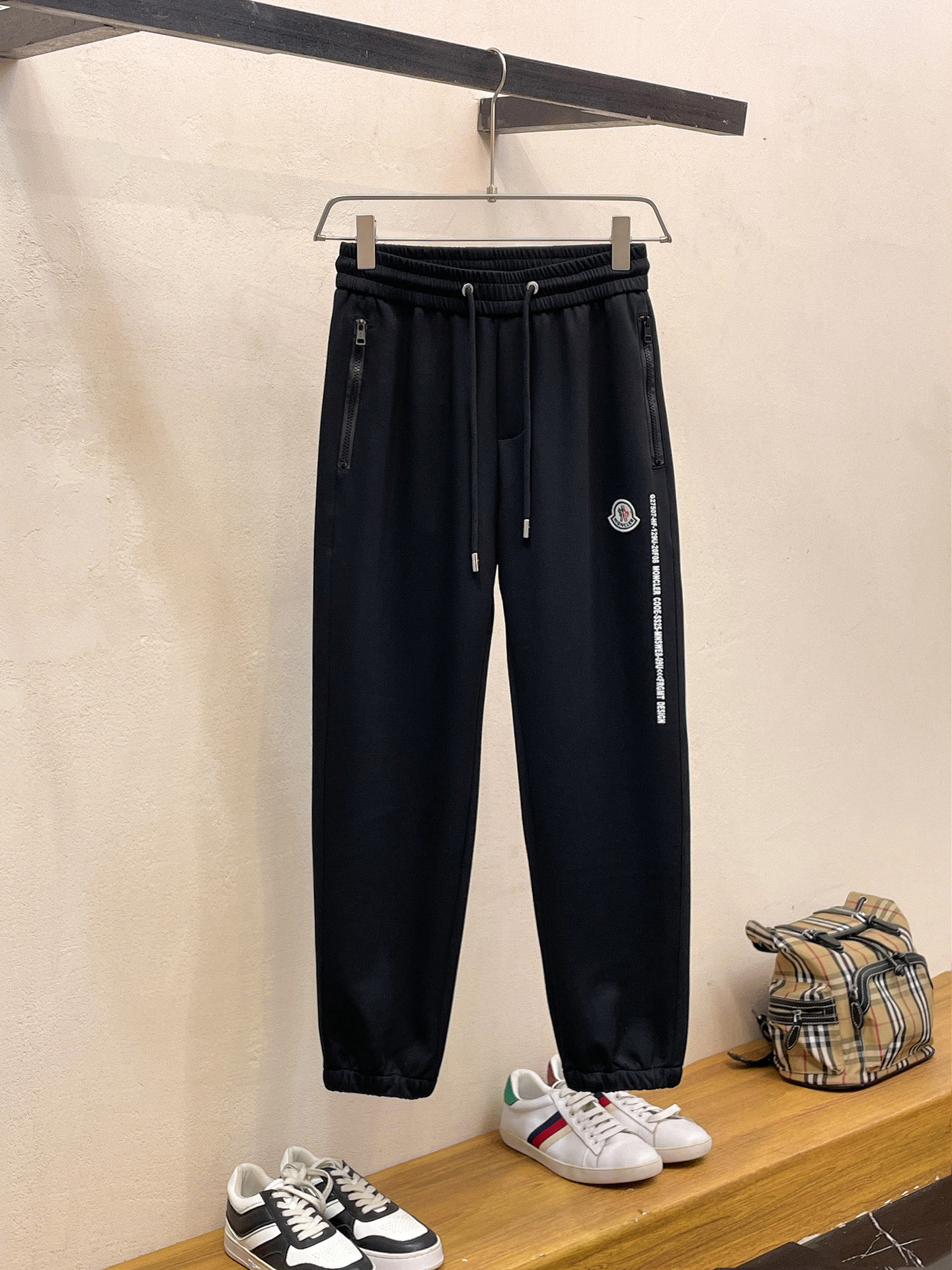 NO:737031,Moncler's 2026 spring new trousers and casual pants are on sale simultaneously on the official website. The brand's classic LOGO casual pants are made of custom-made fabrics with excellent comfort and strong touch. Highly recognizable and perfect in appearance and craftsmanship. Sizes M-3XL, Moncler,19860909蒙口 2026春季新款长裤休闲裤官网同步发售.品牌经典LOGO休闲裤 ,定制面料,舒适度极好,手触感强烈.辨识度极高,完美品相工艺. 尺码M-3XL,,Moncler,,Men's clothing