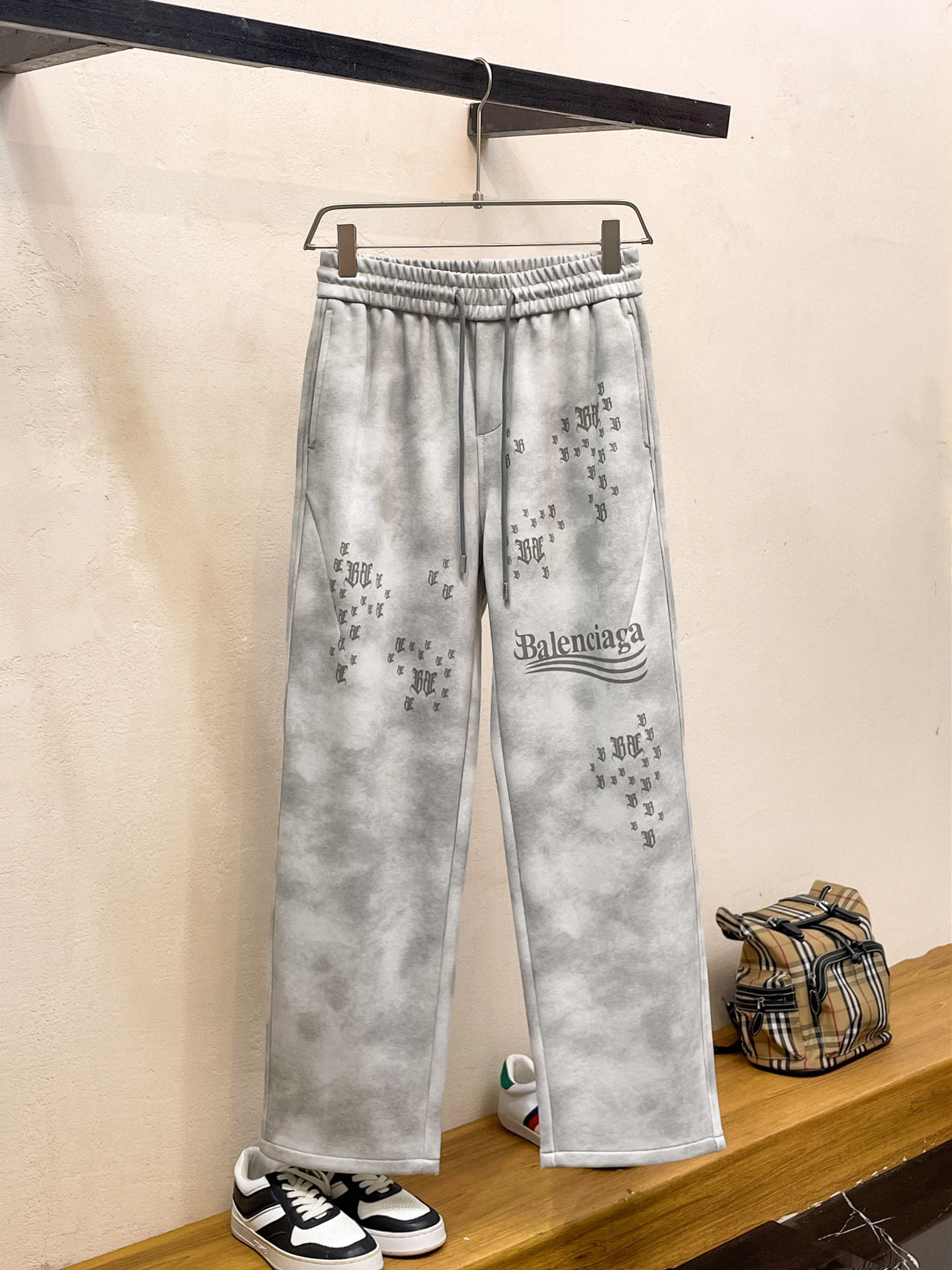 NO:737036,Balenciaga's 2026 spring new trousers and casual trousers are on sale simultaneously on the official website. The brand's classic LOGO casual trousers, customized fabrics, are extremely comfortable and have a strong touch. Highly recognizable, with perfect appearance and craftsmanship. Sizes M-3XL, balenciaga,19860909巴黎世家 2026春季新款长裤休闲裤官网同步发售.品牌经典LOGO休闲裤 ,定制面料,舒适度极好,手触感强烈.辨识度极高,完美品相工艺. 尺码M-3XL,,balenciaga,,Men's clothing