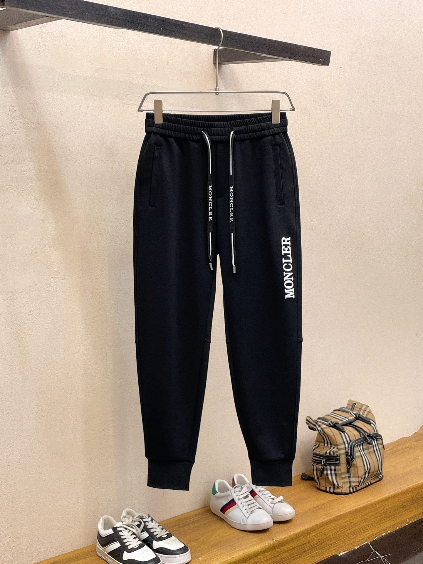 NO:737041,Moncler's 2026 spring new trousers and casual pants are on sale simultaneously on the official website. The brand's classic LOGO casual pants are made of custom-made fabrics with excellent comfort and strong touch. Highly recognizable and perfect in appearance and craftsmanship. Sizes M-3XL, Moncler,19860909蒙口 2026春季新款长裤休闲裤官网同步发售.品牌经典LOGO休闲裤 ,定制面料,舒适度极好,手触感强烈.辨识度极高,完美品相工艺. 尺码M-3XL,,Moncler,,Men's clothing