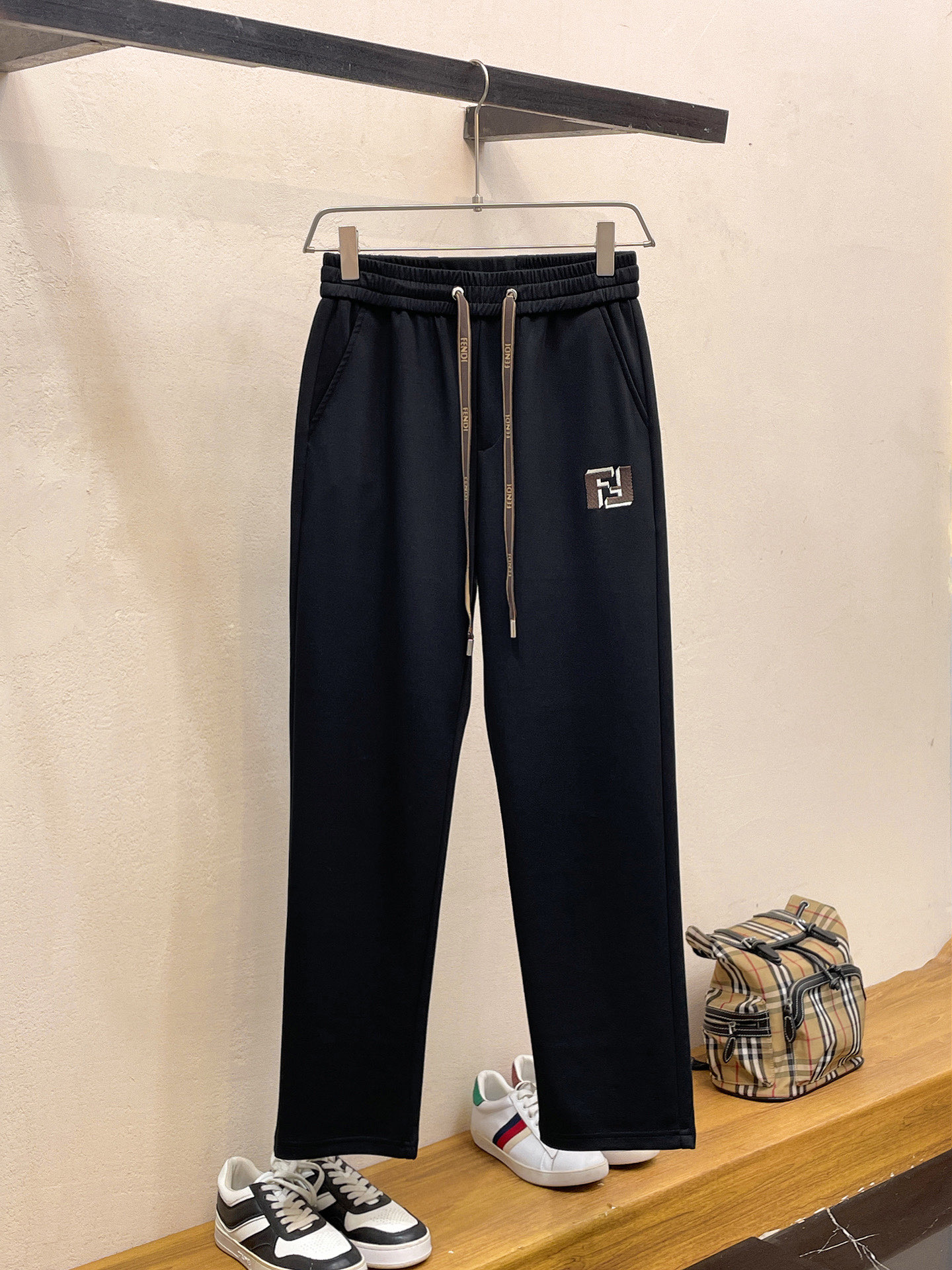 NO:737046,Fendi's 2026 spring new trousers and casual pants are on sale simultaneously on the official website. The brand's classic LOGO casual pants are made of customized fabrics with excellent comfort and strong touch. Highly recognizable and perfect in appearance and craftsmanship. Sizes M-3XL,,fendi,19860909芬迪 2026春季新款长裤休闲裤官网同步发售.品牌经典LOGO休闲裤 ,定制面料,舒适度极好,手触感强烈.辨识度极高,完美品相工艺. 尺码M-3XL,,fendi,,Men's clothing