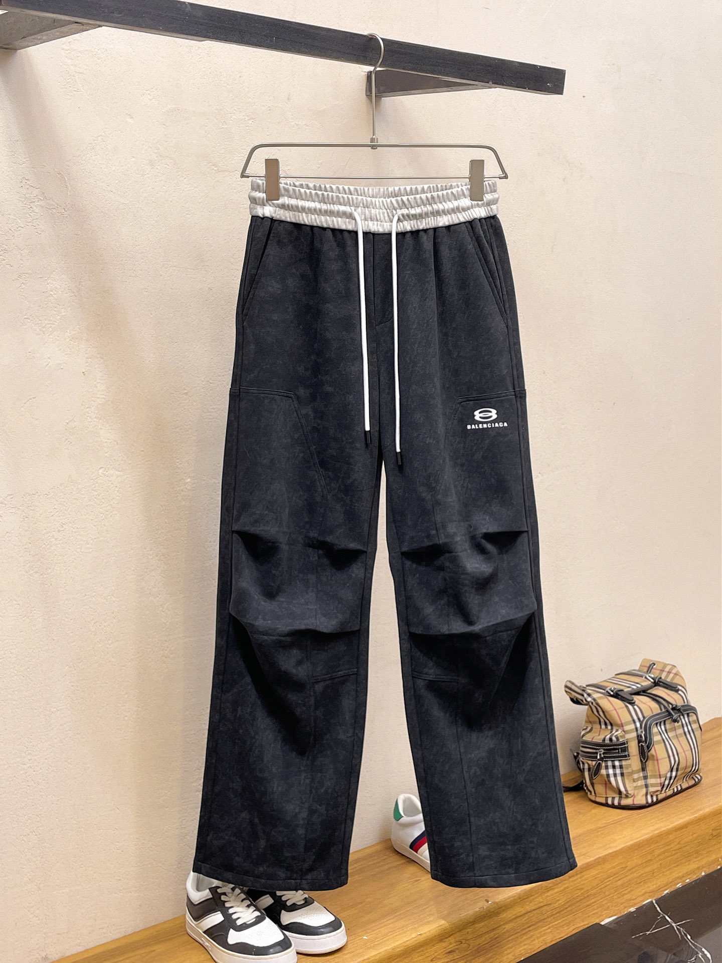 NO:737051,Balenciaga's 2026 spring new trousers and casual trousers are on sale simultaneously on the official website. The brand's classic LOGO casual trousers, customized fabrics, are extremely comfortable and have a strong touch. Highly recognizable, with perfect appearance and craftsmanship. Sizes M-3XL, balenciaga,19860909巴黎世家 2026春季新款长裤休闲裤官网同步发售.品牌经典LOGO休闲裤 ,定制面料,舒适度极好,手触感强烈.辨识度极高,完美品相工艺. 尺码M-3XL,,balenciaga,,Men's clothing