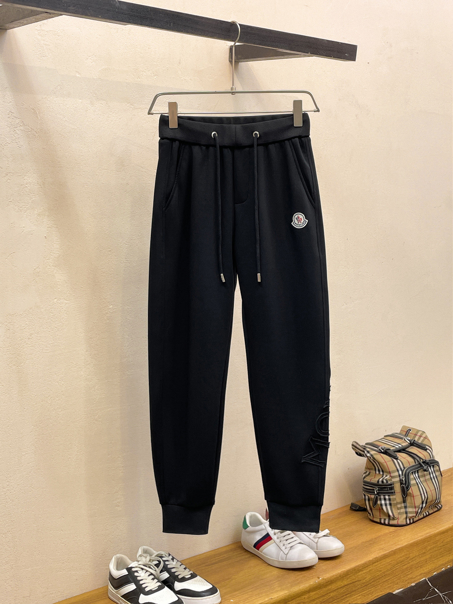 NO:737056,Moncler's 2026 spring new trousers and casual pants are on sale simultaneously on the official website. The brand's classic LOGO casual pants are made of custom-made fabrics with excellent comfort and strong touch. Highly recognizable and perfect in appearance and craftsmanship. Sizes M-3XL, Moncler,19860909蒙口 2026春季新款长裤休闲裤官网同步发售.品牌经典LOGO休闲裤 ,定制面料,舒适度极好,手触感强烈.辨识度极高,完美品相工艺. 尺码M-3XL,,Moncler,,Men's clothing