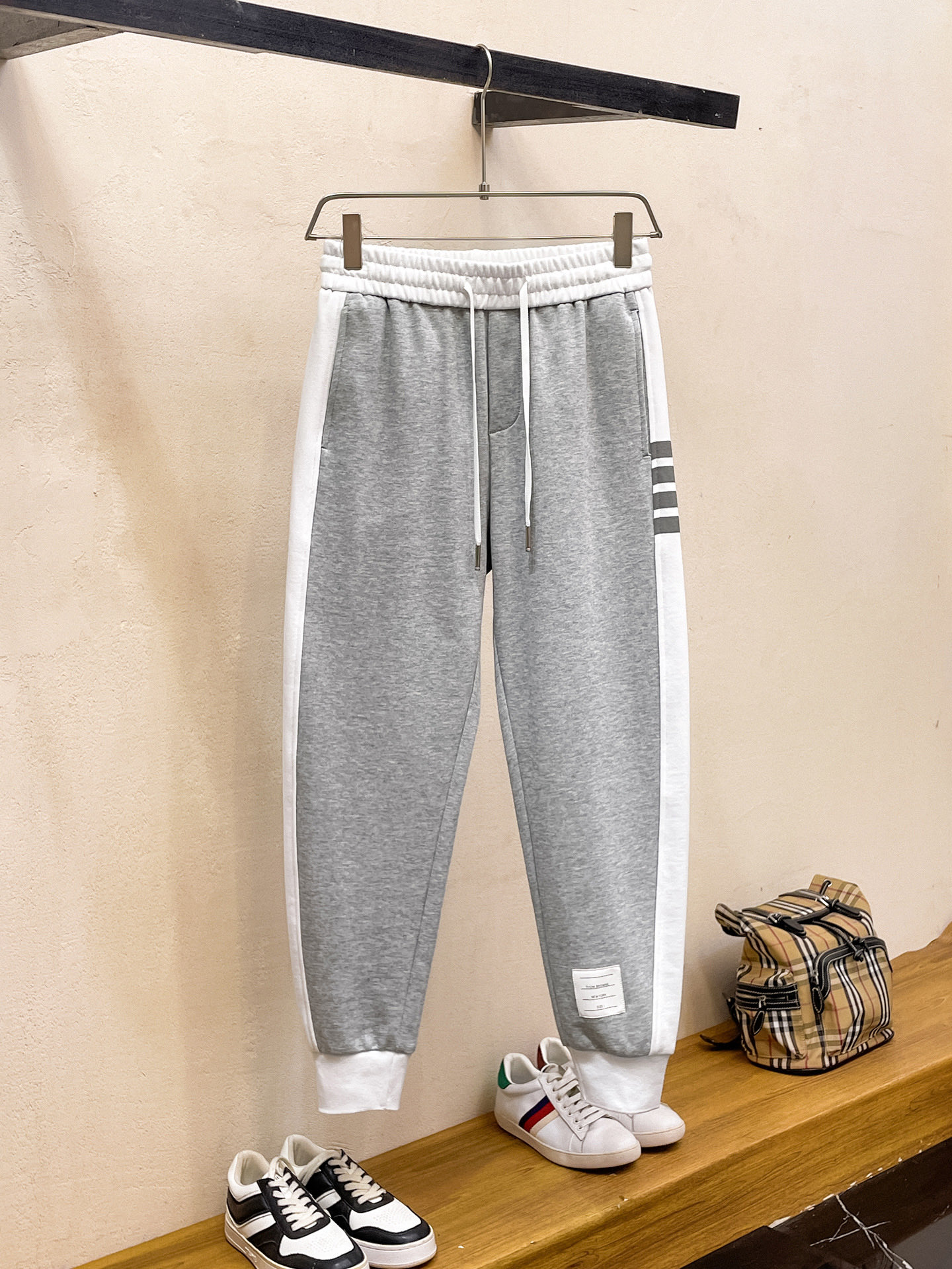 NO:737061,TB's 2026 spring new trousers and casual pants are on sale simultaneously on the official website. The brand's classic LOGO casual pants are made of customized fabrics with excellent comfort and strong touch. Highly recognizable and perfect in appearance and craftsmanship. Sizes M-3XL,,19860909TB 2026春季新款长裤休闲裤官网同步发售.品牌经典LOGO休闲裤 ,定制面料,舒适度极好,手触感强烈.辨识度极高,完美品相工艺. 尺码M-3XL,,,Men's clothing