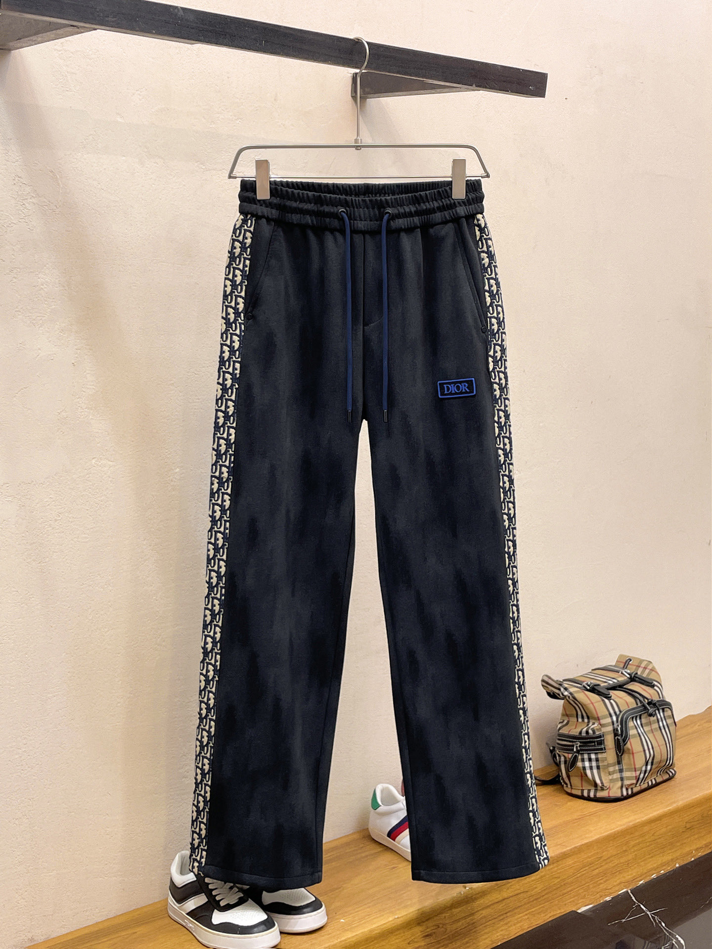 NO:737019,Dior's 2026 spring new trousers and casual pants are on sale simultaneously on the official website. The brand's classic LOGO casual pants are made of customized fabrics with excellent comfort and strong touch. Highly recognizable and perfect in appearance and craftsmanship. Sizes M-3XL, dior,19860909迪奥 2026春季新款长裤休闲裤官网同步发售.品牌经典LOGO休闲裤 ,定制面料,舒适度极好,手触感强烈.辨识度极高,完美品相工艺. 尺码M-3XL,,dior,,Men's clothing